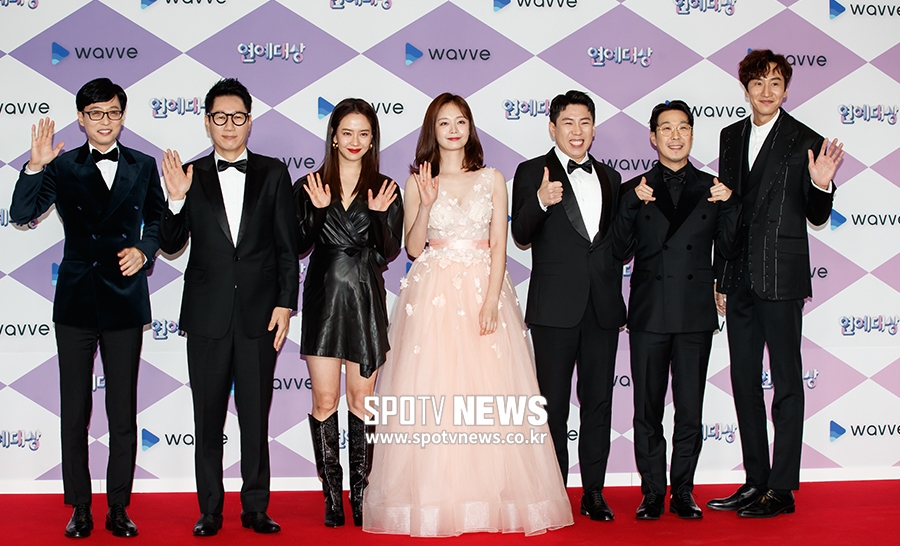 The SBS Entertainment Grand Prize photo wall event was held at the Sangam-dong SBS Prism Center in Seoul Mapo District on the afternoon of the 28th.Yoo Jae-seok, Ji Seok-jin, Song Ji-hyo, Jeon So-min, Yang Se-chan, Haha and Lee Kwang-soo (from left) pose for a photo shoot.