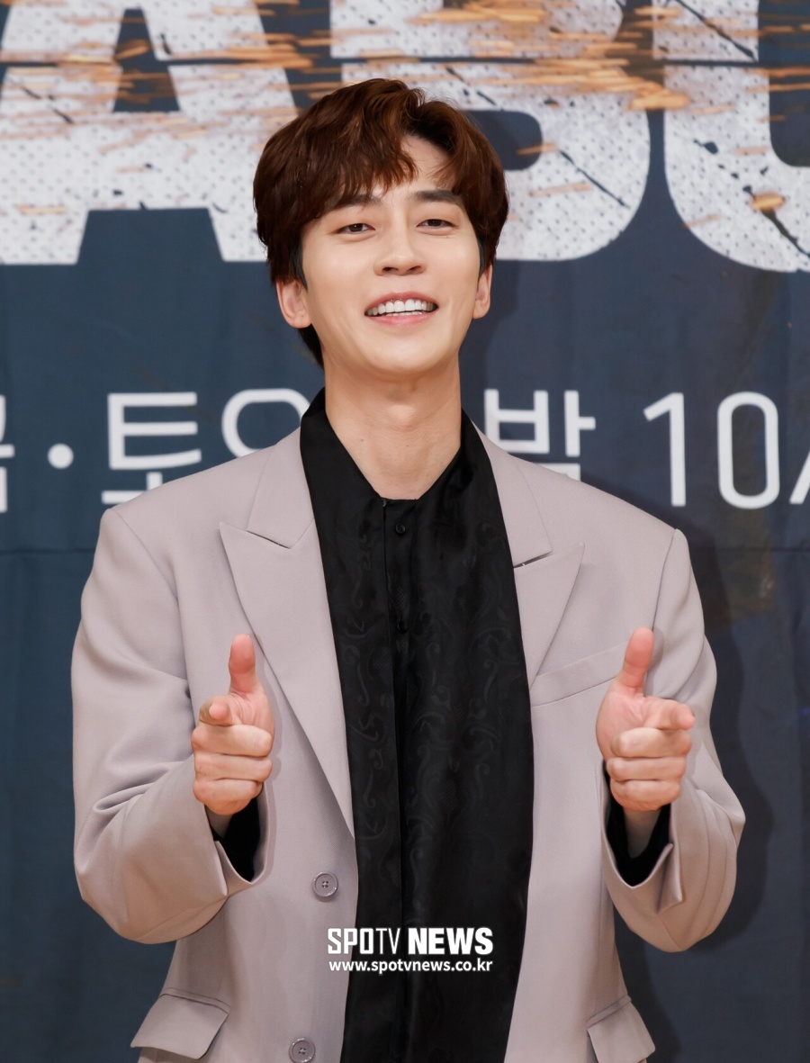 The new member of All The Butlers was actor Shin Sung-rok.Shin Sung-rok joined the SBS entertainment program All The Butlers as a new member.Lee Seung-gi announced surprise that one more team member comes in after the All The Butlers team won the Best Teamwork Award at the 2019 SBS Entertainment Awards, which was Shin Sung-roks new member.Lee Seung-gi, who won the Best Teamwork Award for All The Butlers, said, I actually have good news.From next years new year, we will have one more team member and join with a new member. I hope you will watch it on the air.I will show you a better teamwork with new rising type by blending well from the beginning. Shin Sung-rok is known to have recently finished filming as a new member of All The Butlers.It was well combined from the beginning is the back door of Lee Seung-gi, who said that he boasted a perfect harmony as if he had long been in contact with Lee Seung-gi, Lee Sang-yoon, Yang Se-hyeong,Shin Sung-rok has been continuing his hot days in recent entertainment and acting.Kim Soon-ok is discussing the appearance of a new SBS Pent House, and in the TVN musical entertainment Double Casting, MC leads the program.Here, All The Butlers will be confirmed, and it is expected to play an active role as a multi-entertainer.=