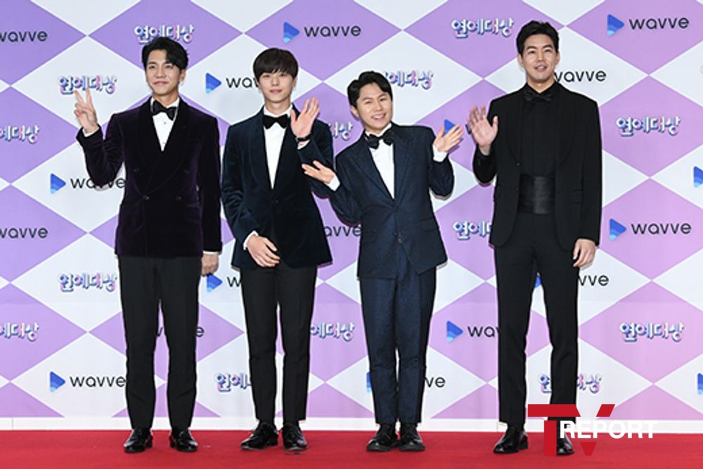 Singer and actor Lee Seung-gi, group BtoB Yook Sungjae, comedian Yang Se-hyeong and actor Lee Sang-yoon pose at the 2019 SBS Entertainment Awards ceremony held at SBS Prism Tower in Sangam-dong, Mapo-gu, Seoul on the afternoon of the 28th.The 2019 SBS Entertainment Grand Prize, hosted by Kim Sung-joo, Park Na-rae, and Cho Jung-sik, will be broadcast live from 9 pm as a venue for festivals where the hottest programs and the most loved entertainers gather together in 2019.