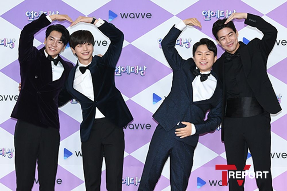 Singer and actor Lee Seung-gi, group BtoB Yook Sungjae, comedian Yang Se-hyeong and actor Lee Sang-yoon pose at the 2019 SBS Entertainment Awards ceremony held at SBS Prism Tower in Sangam-dong, Mapo-gu, Seoul on the afternoon of the 28th.The 2019 SBS Entertainment Grand Prize, hosted by Kim Sung-joo, Park Na-rae, and Cho Jung-sik, will be broadcast live from 9 pm as a venue for festivals where the hottest programs and the most loved entertainers gather together in 2019.