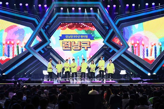 In 2019, Running Man also ran hard.Running Man, a SBS signage entertainment company that has been running for 9 years, has maintained its upward trend this year, catching both TV viewer ratings and topicality.So, I looked at Running Man of the year for the last week of 2019.# Special Feature of the Year: T-Shirt ProjectRunning Man, which has attracted viewers attention with various special races every time, held its first ever domestic fan meeting T-Shirt for the 9th anniversary.As a special event, the members sweated for fan meetings from May to September, and showed colorful group dances and personal performances in front of about 2,500 fans on the day of the fan meeting.The biggest reversal was the limited-class mission Find Spie, which only members did not know. Fans were enthusiastic about the Running Man Signature Mission, and they were enthusiastic about the mission more than anyone else.It was a special feature of the past that fans, members, production crew, and viewers all enjoyed.#TV viewer ratings of the year: Unboxing – Secrets of the BoxRace, which took the best TV viewer ratings of Running Man this year, recorded 8.5% of TV viewer ratings (based on the second part of the Nielsen Korea metropolitan area) as Unboxing: Secret of Boxes, which was broadcast in March.The members, who were divided into three teams, had to exchange their own precious items that could not be left behind and bring them to higher value items.The members laughed, securing various rare items with help from close acquaintances and attempting to exchange brazen objects.In this process, actors Lee Sang-yeop, Oh Chang-seok, and idol group SF9 appeared and attracted attention.#Makeup of the Year: The Avengers+Gung YeOne of the signatures of Running Man, The Make-up Show, is unmatched. This year, all members of the team have joined together as The Avengers characters for the T-Shirt Project.Yoo Jae-Suk was divided into Captain America, Kim Jong Kook was Hulk, Song Ji Hyo was Gamora, and Jeon So-min was Yondu. Lee Kwang-soo was Groot, Haha was Antman, and Yang Se-chan was turned into Rocket.On the other hand, Ji Suk-jin appeared as a Gung Ye character, not The Avengers, but laughed with a sense of no difference at all.The Avengers character of the members was engraved on the T-Shirt fan meeting T-shirt, making it an unforgettable fan meeting gift for fans.#Penalty of the Year: Lee Kwang-sooI also looked at the stake of the penalty, which is the closing of Running Man.The member with the most penalties in 2019 was actor Lee Kwang-soo, who received eight penalties.In second place, Yoo Jae-Suk received seven penalties, with the Brothers of the Bomb having a high stake in the penalty, while Haha was punished twice and became a member of luck.On the other hand, Running Man, which will be broadcast on the 29th, is featured as a Kangan Film Festival feature, which is decorated with a previous-class makeup show.Photo = SBS