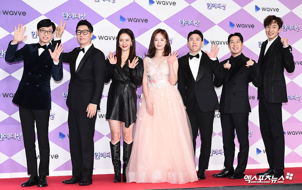 Yoo Jae-seok, Ji Seok-jin, Song Ji-hyo, Jeon So-min, Yang Se-chan, Haha and Lee Kwang-soo, who attended the 2019 SBS Entertainment Awards held at SBS Prism tower in Sangam-dong, Seoul, on the afternoon of the 28th, are stepping on the red carpet.