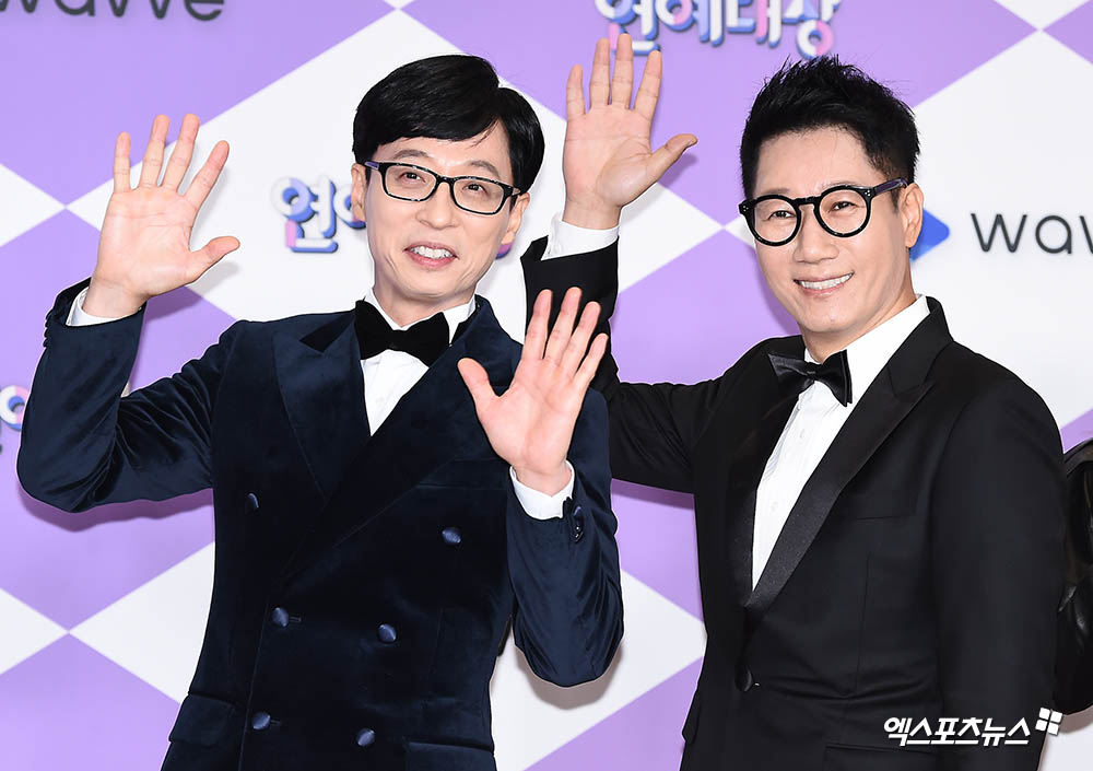 Yoo Jae-Suk and Ji Suk-jin, broadcasters who attended the 2019 SBS Entertainment Awards held at SBS Prism Tower in Sangam-dong, Seoul, are stepping on the red carpet on the afternoon of the 28th.