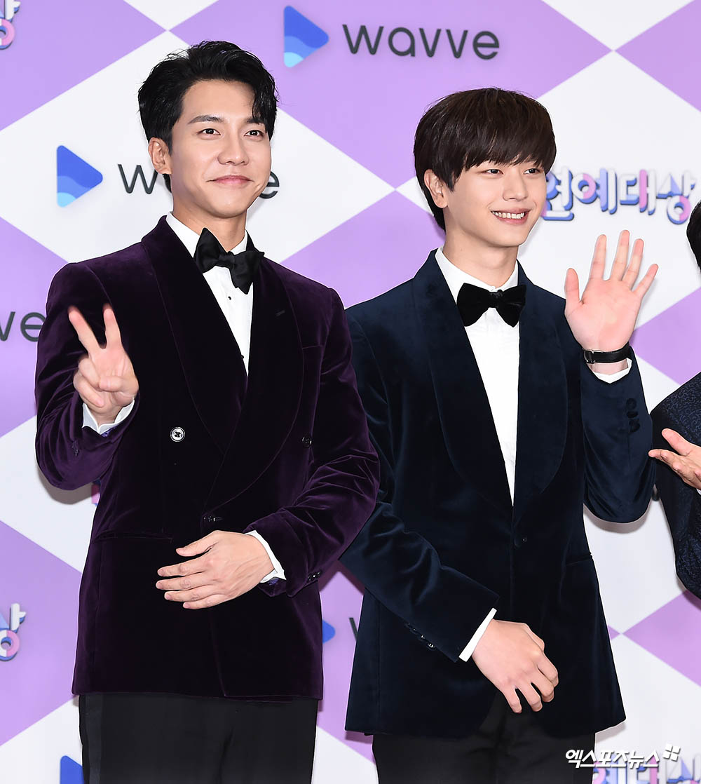 Actors and singers Lee Seung-gi and BtoB Yook Sungjae, who attended the 2019 SBS Entertainment Awards held at SBS Prism tower in Sangam-dong, Seoul, are stepping on the red carpet on the afternoon of the 28th.