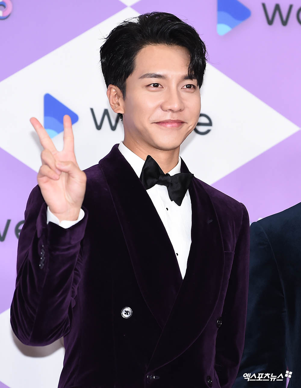 Actor and singer Lee Seung-gi, who attended the 2019 SBS Entertainment Awards held at SBS Prism tower in Sangam-dong, Seoul, is stepping on the red carpet on the afternoon of the 28th.