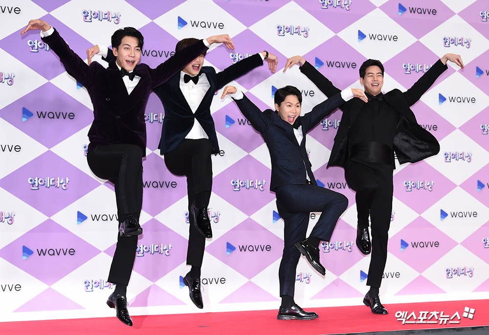 Actor and singer Lee Seung-gi, BtoB Yook Sungjae, comedian Yang Se-hyung and Actor Lee Sang-yoon, who attended the 2019 SBS Entertainment Awards held at SBS Prism Tower in Sangam-dong, Seoul, are stepping on the red carpet on the afternoon of the 28th.