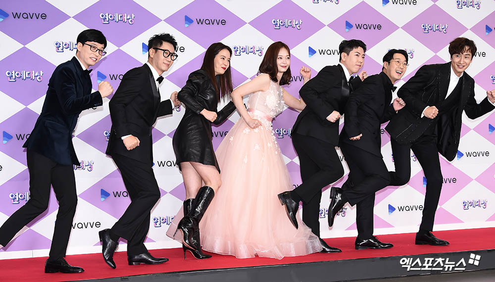 Yoo Jae-seok, Ji Seok-jin, Song Ji-hyo, Jeon So-min, Yang Se-chan, Haha and Lee Kwang-soo, who attended the 2019 SBS Entertainment Awards held at SBS Prism tower in Sangam-dong, Seoul, are stepping on the red carpet on the afternoon of the 28th.