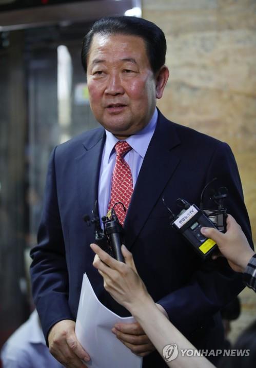 바른미래당 박주선 의원이 5월 8일 오후 여의도 국회 본청에서 열린 제57차 의원총회를 마치고 나오며 취재진 질문에 답하고 있다[연합뉴스 자료사진]