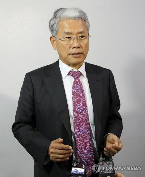 바른미래당 김동철 의원이 11월 14일 국회 환노위 위원장실 앞에서 간사단 회동 전 취재진 질문에 답하고 있다. [연합뉴스 자료사진]