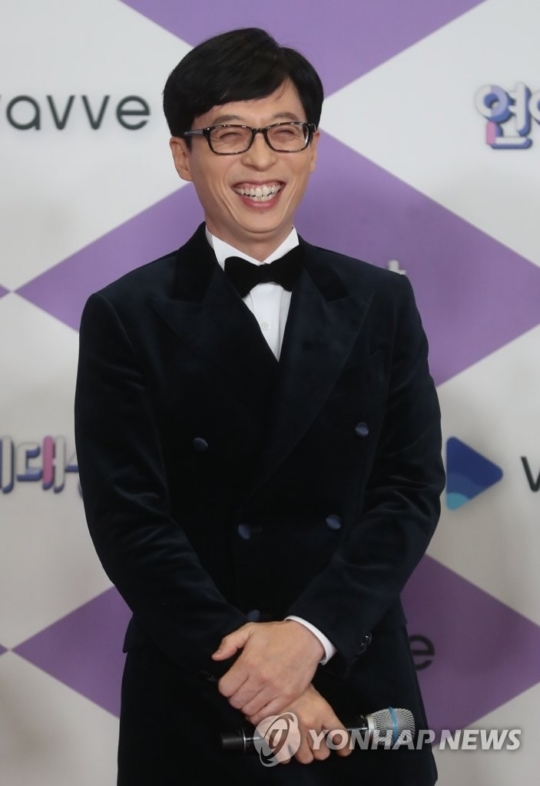 This years main character for the SBS entertainment was Yoo Jae-Suk (47) of SBS TV Running Man.Yoo Jae-Suk, who is about to celebrate its 10th anniversary next year, won the honor at the 2019 SBS Entertainment Grand Prize held at SBS Prism Tower in Sangam-dong, Mapo-gu.It is only four years since 2015 that he won the awards at SBS.On this day, Yoo Jae-Suk said, I have been in a lot of trouble for 10 years, but I am grateful for my efforts and sweating together.It is true that variety is gradually losing its place in the entertainment industry these days, he said. I am grateful to the crew, members and many guests who have been on the road together.Yoo Jae-Suk mentions the late Sulli (real name Choi Jin-ri) and Goo Hara, who suddenly died, and says, I think a lot of the guests who appeared in Running Man left for heaven this year.I hope that you will be doing what you want to do comfortably in the heavenly country. Finally, he said, I do not know how Running Man will change next year, but I will try hard to pioneer the way that does not go any way and make it a program that will create many entertainers.Meanwhile, Baek Jong-won (53), CEO of Durborn Korea, who was considered a strong candidate for the Grand Prize after last year, failed to win the awards this year.SBS awarded the Achievement Award to Baek, who has repeatedly testified.Baek, who has been active in Baek Jong-wons Alley Restaurant and Matnam Square for the past year, said in his speech at the Awards, I am grateful to the customers who continue to find and support local broadcasting or wherever they are.Thanks to you, we feel responsible every time and think that we should work harder.  We will try to give hope to the self-employed, farmers and fishermen who are suffering in the alley, and we will do our best to give hope. Next is the list of awards.▲ Target Running Man Yoo Jae-Suk▲ Achievement Award Baek Jong-wons Alley Restaurant and Mamans Square Baek Jong-won▲ Producer All The Butlers and Little Forest Lee Seung Gi▲ Choi Woo Awards Show and Variety Division Baek Jong-wons alley restaurant Kim Sung-joo, Burning Youth Choi Sung-guk▲ Choi Woo Awards Reality Show Ugly Our Little, Running Man Kim Jong Kook, Ugly Our Little Hong Jin Young▲ Right Awards Show and Variety Running Man Yang Se-chan, All The Butlers Integrated Lee Sang-yoon▲ Woo Awards reality show division Ugly Our Little, Maman Square Kim Hee-chul, Sangmangmong 2 Yoon Sang-hyun▲ Best Program Award Baek Jong-wons Alley Restaurant▲ Excellence Program Award Show and Variety Division Burning Youth▲ Best Program Award Reality Show Division Sangmong 2▲ SNS Star Award Sangmangmong 2 Gangnam - Lee Sang Hwa, All The Butlers, Little Forest Park Narae, Running Man Lee Kwang Soo▲ Best Teamwork Award All The Butlers Integrated▲ Running Man on Global Program▲ SBS Entertainer Award Running Man Haha▲ SBS Honorary Temple Award All The Butlers, Mattan Square, Michuri and Garo Channel▲ SBS Family Award Sangmong 2 Lee Yoon-ji▲ SBS Challenger Award Jungles Law Huh Jae and Lee Tae-gon, Matnams Square Kim Dong-joon▲ Best Couple Award Ugly Our Little Lee Sang-min - Tak Jae-hoon▲ Broadcasting writer Choi Baek-hos Romantic Age Wonju Won, Full Entertainment Midnight Park Eun-young, You are my destiny Kim Mi-kyung▲ Radio DJ The Way to Home Soi Hyun, Bae Seong-jaes Ten Bae Seong-jae▲ Mens Rookie of the Year Burning Youth Choi Min-yong▲ Womens New Artist Baek Jong-wons Alley RestaurantPhoto: Yonhap News