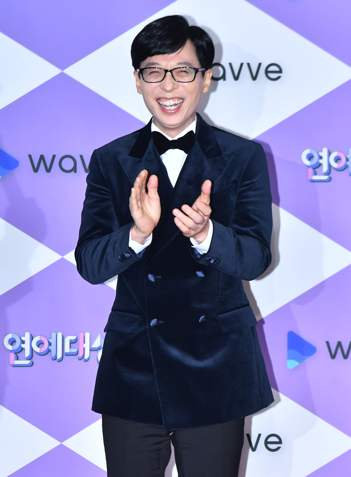 In 2019, the SBS Entertainment Awards went to broadcaster Yoo Jae-Suk.The awards ceremony for the 2019 SBS Entertainment Awards was held live for about 4 hours at the SBS Prism Tower in Sangam Mountain, Seoul on September 28 at 9 pm.MC was Kim Seong-joo, Park Na-rae, and Cho Jung-sik.Eight artists, including broadcasters Yoo Jae-Suk and Shin Dong-yup, and cooking researcher Baek Jong One, were among the candidates for the 2019 SBS Entertainment Awards, including Gim Gu-ra, Kim Byung-man, Seo Jang-hoon and Kim Jong-kook.In the end, the target was Yoo Jae-Suk, who won the SBS Entertainment Grand Prix trophy again in four years with Running Man, which marks the 10th anniversary of next years broadcast.I am so grateful, said Yoo Jae-Suk, who was on stage, and said I wanted to receive it with the members of Running Man if I received the grand prize, but I am sorry and grateful to the members because I got a big prize alone.It is true that variety is losing its place in entertainment these days, said Yoo Jae-Suk, who greeted the candidates, family members and production crews. I would like to thank the crew and members who have been on our way together and the staff who have been working with Running Man.We will try to make a lot of progress in what changes we will make next decade, he said.I think a lot of people are going to go to heaven this year, said Yoo Jae-Suk, who took a breath for a while. I hope you will be doing what you want to be comfortable in the sky.I would also thank you both.If I had a lot of thoughts about what kind of pleasant things I used to do in the past, I think that I am grateful for the ordinary Haru routine these days, he said. I would like to thank many people who have made such a precious daily life, sweat and effort, and my Haru for a week and a year.I do not know what I will show you next year, but I hope that we will pioneer a way that no one else will go on any way, and that more entertainers will be born next year and join us here. Baek Jong One, who was nominated for a strong nomination, won the Achievement Award.Baekjong One, who has repeatedly expressed his intention to refuse the target, won the Achievement Award two years ago and the Special Prize three years ago for Baekjong Ones food truck, the predecessor of Baekjong Ones Alley Restaurant.On the same day, Baek Jong One said during an interview with MC Kim Seong-joo, Entertainment targets should be received by entertainers who have suffered, and said, I am not an entertainer.I dont know if Im eligible for the award, said Baek Jong One, who holds the Achievement Award in hand. I mean, do it harder.I will work harder and narrowly on SBS, and I will do my best to give the people a lot of energy. I will work hard to reach my strength, he added. I will try hard to help the self-employed, farmers and fishermen who are suffering in the alleys, and try hard to do their best to see hope.Lee Seung-gi of All The Butlers Integrated, the winner of last years award, won the producer award.Im glad to be able to participate in the awards and program every year, he said. I think Ive been doing a good job with four brothers on Sunday, called the battlefield.Thank you to the audience, he said.The best awards in the reality show category went to Kim Jong-kook and Hong Jin-young.First, Hong Jin-young said, I did not know that I would receive such a big prize. After thanking him, In fact, this year was too hard for me.I think I was able to survive by overcoming it because there were many people who were grateful around. Kim Jong-kook, who was the first candidate to be nominated for the Grand Prize on the day, laughed, saying,  (To receive the Grand Prize), I will go to Burning Youth next year.The best awards in the show and variety category were Kim Seong-joo and Choi Sung-kuk.Kim Seong-joo expressed his gratitude to Baek Jong One, who is appearing in the alley restaurant, saying, I think the candidate will receive the Grand Prize for fisherman because he is winning this year.Choi Sung-kuk expressed his joy with his award testimony, saying, I will do my best without being in love with everyone, but I am in love with it.The most noticeable thing on the day was the field interview of the candidates.In an interview with MC Kim Seong-joo, Shin Dong-yup said, I have never been convinced that I will not be awarded 100% in my broadcasting life. If I give a target, there are people who hate me.I will throw the prize on the floor for the first time in live broadcasting, he said, laughing.The interview of Gim Gu-ra, one of the candidates, also caught the eye.I dont know if Im going to be a candidate for the nomination, but viewers will be convinced, said Gim Gu-ra, who embarrassed MC Kim Seong-joo by saying, I think I put eight people in the broadcasting company to match the assortment.I think it is time for the entertainment target to change the water, he said. Recently, KBS Entertainment Grand Prize has not been rated well.There are so many five to ten-year-old national programs that they are receiving awards in a way that they can be turned off.We no longer have eight candidates for the project and we can no longer do this by putting them on their personal planes for one to two hours without any content, said Gim Gu-ra. Now, as the three broadcasting chiefs meet and return (should be).I know youre doing this for the ad. Dont do this. Its about time we change.Many viewers will say that Gim Gu-ra is right after a long time. • Subject: Yoo Jae-Suk (Running Man)△ Achievement Award: Baekjong One (Baekjong Ones Alley Restaurant, Matnams Square)△ Producer Award: Lee Seung-gi (All The Butlers Integrated)△ Grand Prize in the Reality Show category: Kim Jong-kook (Ugly Son, Running Man), Hong Jin-young (Ugly Son)△ Showa Variety Award for Best: Kim Seong-joo (One Alley Restaurant in Baekjong), Choi Sung-kuk (Burning Youth)△ Excellence Prize in the Reality Show Division: Kim Hee-cheol (Ugly Son, Mattan Square), Yoon Sang-hyun (Dongsangmong 2 – You Are My Destiny)△ Showa Variety Award for Excellence: Yang Se-chan (Running Man) and Lee Sang-yoon (All The Butlers)△ Best Program Award: Baekjong Ones Alley Restaurant△ Reality Show Award for Excellence: Sangmyong 2 - You Are My Destiny• Show and Variety Award for Excellence in the Department of Excellence: Burning Youth• Global Program Awards: Running ManBest Teamwork: All The Butlers Integrated△ Best Couple Award: Lee Sang-min - Tak Jae-hoon (Ugly Our Little)△ SBS Family Award: Lee Yoon-ji (Sangmongmong 2 – You Are My Destiny)△ SBS Challenger: Huh Jae (Jungles Law), Lee Tae-gon (Jungles Law, Legendary Bigfish), Kim Dong-joon (Matnams Square)△ SBS Honorary History One Award: Yang Se-hyung (All The Butlers Integrated, Matnam Square, Michuri 8 - 1000 Season 2)△ SBS Entertainer Award: Haha (Running Man)△ SNS Star Award: Gangnam Lee Sanghwa Couple, Yang Sung Jae, Park Na-rae, Lee Kwang Soo△ Broadcast Writers Award: One (The Romantic Age of Choi Baek-ho), Park Eun-young (The Night of Full Entertainment), and Kim Mi-kyung (Sangsangmong 2 – You Are My Destiny)△ Radio DJ Award: So Yi-hyun (The Way to Home is So Yi-hyun), Bae Seong-jae (Bae Seong-jaes Ten)△ Rookie of the Year: Choi Min-yong (Burning Youth), Jeong In-sun (Baekjong Ones Alley Restaurant)Yoo Jae-Suk, Running Man in 4 years SBS Entertainment Grand Prize .. Non-entertainer Baek Jong One is Achievement Award