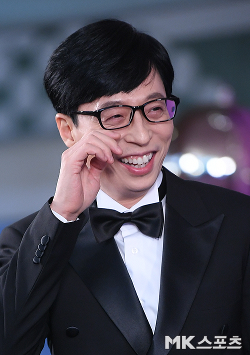 Broadcaster Yoo Jae-Suk was honored with the Grand Prize of 2019 SBS Entertainment Grand Prize.The 2019 SBS Entertainment Grand Prize was held at SBS prism tower in Sangam-dong, Mapo-gu, Seoul on the afternoon of the 28th.The Grand prize winner was selected as Yoo Jae-Suk, who has been leading Running Man for nine years.The Grand Prize winner was Choi Young-in, director of SBS entertainment, and Lee Seung-gi, the winner of the previous year.Yoo Jae-Suk, who was named the Grand Prize winner, took the stage and said, Running Man will be awarded a big prize next year for the 10th anniversary.If I received the Grand Prize, I wanted to receive it with the members, but I am sorry for receiving a big prize alone. I sincerely thank those who have been with me, even though the entertainment variety is losing ground, and I think I have homework on what changes I will show in the 10th year.I will try to develop myself, he said.I regret that Sulli and Goo Hara, who left for heaven, think a lot.I want to stay in the sky while doing what I want to do. He added, We will pioneer the way that others do not go so that we can create a new entertainer.