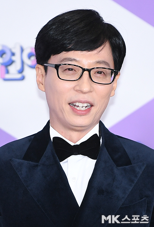 Broadcaster Yoo Jae-Suk was honored with the 2019 SBS Entertainment Grand Prize.He was on the stage for the Grand Prize in four years and mourned the late Sully and Goo Hara, who recently died.The 2019 SBS Entertainment Awards were held at SBS prism tower in Sangam-dong, Seoul Mapo-gu on the afternoon of the 28th.Kim Seong-jooo, Park Na-rae, and Cho Jung-sik announcer took charge of the society.Cheongha and Ji (ITZY) performed a celebration stage that was joined together with the cast, which led to a hot response.In addition, announcers Jang Ye-won, Joo Si-eun, Kim Soo-min, Kim Joo-woo and Kim Yoon-sang made a special stage featuring Newtro sensibility and presented various attractions.Im so grateful for not knowing what to say, said Yoo Jae-Suk, who took the stage. Running Man will be the 10th anniversary next year and will receive a big prize.I am sorry for the big prize I received with the members if I received the grand prize, and I am grateful to my parents, my beloved Na Kyung-eun, my two children, my mother-in-law, and my father-in-law, he said.I am deeply grateful to those who have been with us, even though the entertainment variety is losing ground, and I think there is a homework on what changes to show in the decade.I will try to develop myself, he said.I regret that Sulli and Goo Hara, who left for heaven, think a lot.I want to stay in the sky while I want to do it. I also expressed my longing for the late Sulli and Goo Hara who recently died.Baek Jong-won, who has always emphasized himself as a non-entertainer, was named the winner of the Achievement Award.I dont know if I deserve it, but I really appreciate it, said Baek Jong-won, who took the stage with a glamorous smile.I will accept it as meaning to work harder. I will do something that will give the people a boost, said the award.As time goes by, it is the virtue of the production team that it becomes stronger and one-sided, he said. I also receive energy from those who have lined up at the shops and resting places on the air and enjoyed the meal.We will work hard to get to the point, he said.The Grand Prize went to Kim Jong-kook and Hong Jin-young, Choi Sung-kuk, and Kim Seong-jooo, an alley restaurant in Baek Jong-won.This year is the most difficult time Ive ever lived, said Hong Jin-young. Thanks to the people who appreciated it, Ive been through it.We are grateful to the cast, crew, family, and fans of Ugly Little, he said.Kim Jong-kook said, Thanks to My Bird, I made my first trip with my father. I sincerely thank the crew for giving me this opportunity.I hope you guys will go on a trip with your father. The joy of the only newcomer in his life went to Choi Min-yong, a burning youth, and Jung In-sun, an alley restaurant in Baek Jong-won.Jung In-sun, who is attending the entertainment prize for the first time, said, I feel like watching TV.I am honored to attend, but I am grateful for the award and I am still very short, so I think it is an award that I gave you to work hard and I will work harder. Choi Min-yong, who was on stage, said, I am 44 years old next year and is the youngest in a program.I am so impressed that I have given me a lifetime of new awards for over 40 years. Many people are making entertainment.I am trying to give you a smile, so I hope you do not have too much evil. I do not see evil.I do not want to know the inside and do not talk bad. I received a warm applause by expressing my opinion.The Baek Jong-won Alley Restaurant, which collects topics every week, was also selected as the best program award.I am really grateful, said Baek Jong-won. It is a prize that many people have supported and participated in.I will work harder, work hard to reach my strength, and work hard to help where I need help, he said with a sincere feeling.All The Butlers Lee Seung-gi, Lee Sang-yoon, Yang Se-hyeong and Yook Sungjae won the Best Teamwork Award.I have met several masters for two years, but I think the best master is our members, said Yook Sungjae.Lee Seung-gi also gave a surprise news. Ill be with a new member next year. Please watch on the air.I will see you as a new new rising figure because you have penetrated well from the first moment. In an interview with Kim Gu, he also made a step toward the ground-based award ceremony.I think its time for the entertainment to change things, he said. Were getting the prize by turning it around.Make sure the three broadcasting chiefs meet and talk. I know this is about the ad. Its time to change.Many viewers will say that Kim Gu is right after a long time. hereinafter, the winner of the 2019 SBS Entertainment Awards (played by the author)▲ Grand Prize - Yoo Jae-Suk (Running Man)▲ Producer Award - Lee Seung-gi (All The Butlers, Little Forest)▲ Best Award - Kim Jong-kook (Running Man, Ugly Little Child), Hong Jin-young (Ugly Little Child), Kim Seong-joo (Baek Jong-wons Alley Restaurant), Choi Sung-kuk (Burning Youth)▲ Excellence Prize - Kim Hee-chul (Ugly Our Little, Masans Square), Yoon Sang-hyun (Dongsang Mong2), Yang Se-chan (Running Man), Lee Sang-yoon (All The Butlers)▲ Best Program Award - Baek Jong-wons Alley Restaurant▲ Excellent Program Award - Burning Youth▲ Achievement Award - Baek Jong-won▲ New Men and Women Award - Choi Min-yong (Burning Youth), Jung In-sun (Baek Jong-wons Alley Restaurant)▲ DJ Award - So Yi-hyun (the way home is So Yi-hyun), Bae Jeong-jae (Ten of Bae Sung-jae)▲ Best Couple Award - Lee Sang-min, Tak Jae-hoon (Ugly Our Little)▲ Challenger Prize - Huh Jae Lee Tae-gon (Jungles Law), Kim Dong-joon (Matnams Square)Family Award - Lee Yoon-ji Family (Sangsangmon 2)▲ Honorary Temple Award - Yang Se-hyeong (All The Butlers, Matsunams Square, Michuri, Street Channel)▲ Entertainer Award - Haha (Running Man)▲ Global Program Award - Running ManBest Teamwork Award - All The Butlers▲ SNS Star Award - Gangnam, Lee Sang Hwa (Dongsang Mong2), Yook Sungjae (All The Butlers), Park Na-rae (Little Forest), Lee Kwang Soo (Running Man
