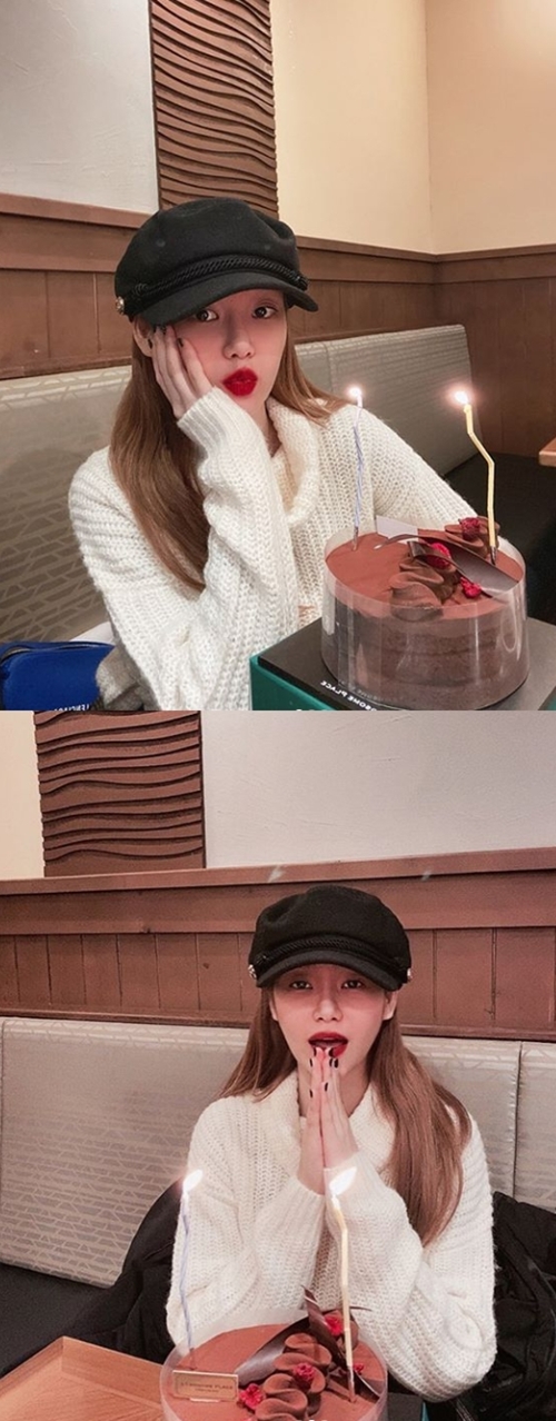 Yuna, a member of the group AOA, reported on the recent news.Yuna posted several photos on her Instagram account on the 28th.Yuna also released his photo with a post called Premier Birthday in the post.In particular, Yuna caught his eye because his hat seemed to cover his small face.The group AOA, which Yuna belongs to, recently released a new song Come to see me.