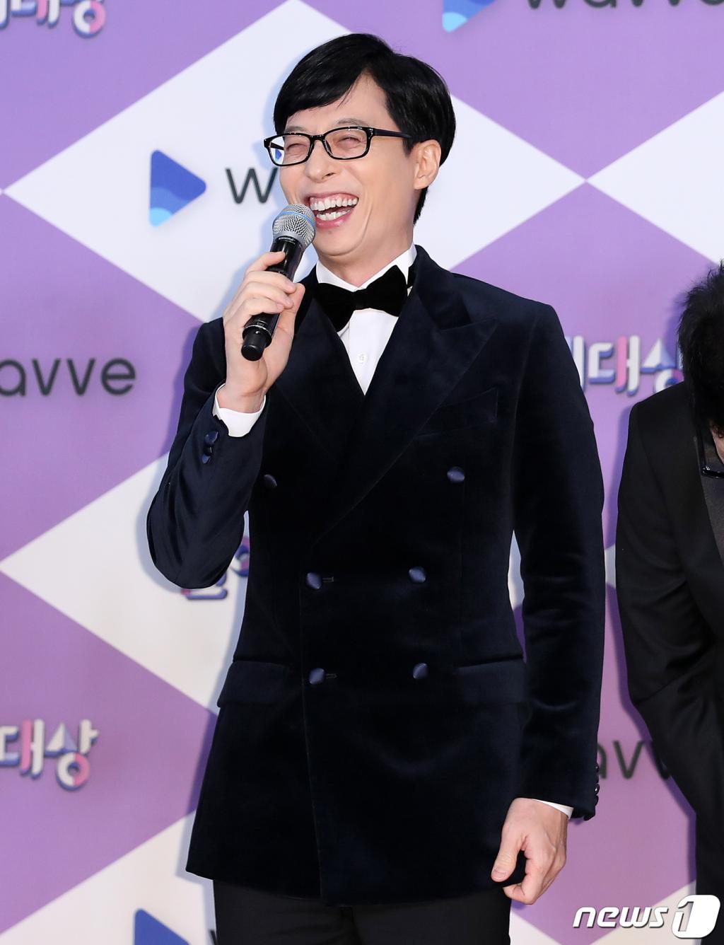 National MC Yoo Jae-Suk became the main character of 2019 SBS Entertainment Grand prize.It has been four years since I won the SBS Entertainment Grand Prize in 2015 with Running Man.Yoo Jae-Suk, who won the Grand Prize at the 2019 SBS Entertainment Grand Prize held at the SBS Prism Center in Sangam-dong, Seoul, said, If you give the Grand Prize, you want to receive it with the members of Running Man.I am grateful to my parents, my father-in-law, son Ji-ho, and my beloved wife, Na Kyung-eun, and I sincerely thank the members who have been together for 10 years and the fans who have saved me.Its true that variety is losing ground on the entertainment side these days, we are walking our way, and we are grateful to the production team and many guests, Yoo Jae-Suk said.I think of many of the guests, Mr. Kuhara and Mr. Sully, who left the world this year, he said. I hope you two will be doing a lot of things you want to do comfortably in the sky.I sincerely thank you both, he said.On this day, Grand prize candidates were Yoo Jae-Suk, Shin Dong-yeop, Baek Jong One, Kim Gura, Seo Jang Hoon, Kim Byung Man, Lee Seung-gi and Kim Jong-kook.In an interview asking about his feelings before the Grand Prize announcement, Yoo Jae-Suk said: I recently received it on SBS in 2015; its time to get a Grand Prize.I get it if you give me it. On the other hand, Baek Jong One, who was considered the strongest rival of Yoo Jae-Suk, was only a merit.I do not know if I deserve it, but this year, many people tried to give a smile, but I know it means do harder, he said.I am honored and grateful to be a candidate, he said in an interview with the Grand Prize candidate. I am not an entertainer, I do not have a great desire.On this day, Running Man became the main character of the 7th king including Grand prize Yoo Jae-Suk.Singer Kim Jong-kook won the Best Awards, comedian Yang Se-chan won the Best Awards, Lee Kwang-soo won the SNS Star Award and Haha won the Entertainer Award.All Running Man members were honored with the Global Program Award.The best program award went to Baekjong Ones Alley Restaurant, where Kim Sung-joo and Jung In-sun became the main characters of the Best Awards and New Artist awards, respectively.Lee Seung-gi of All The Butlers Integrated, the Grand Prize winner last year, was a producer.All The Butlers Integrated also won Best Teamwork Award, Right Awards (Lee Sang-yoon) and SNS Star Award (Kwon Sung-jae).