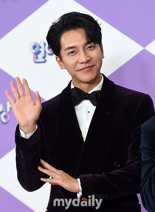 Singer Lee Seung-gi won the Producer Award.At the Prism Tower in Sangam-dong, Seoul on the night of the 28th, 2019 SBS Entertainment Grand Prize was held as a society of broadcasters Kim Sung-joo, Park Na-rae and announcer.Lee Seung-gi won the award for the producer of the award, which was selected by the PDs.Lee Seung-gi was the main actor in All The Butlers this year, and won the grand prize last year. He also presented a new entertainment show, Little Forest.In addition, this year, he is selected as one of the eight candidates and hopes.