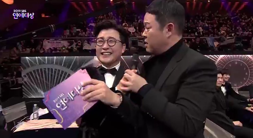 Gim Gu-ra, who was nominated for the 2019 SBS Entertainment Awards, gave a speech to three broadcasters.2019 SBS Entertainment Awards was held on December 28 at SBS Prism Tower in Sangam-dong, Mapo-gu, Seoul.On this day, candidates include Shin Dong-yup, Shin Dong-yup, Baek Jong-won, Running Man Yoo Jae-Suk, Sangmong - You Are My Destiny Gim Gu-ra, Jungles Law Kim Byung-man, Ugly Our Little Seo Jang-hoon, Running Man Kim Jong-kook, All The Butlers All Lee Seung-gi, a total of eight people rose.The 2019 SBS Entertainment Awards has been interviewed with each candidate since the second part.A total of seven candidates, except Kim Byung-man, who was absent from the schedule, revealed their feelings and greed for the grand prize.Among them, Gim Gu-ra was the candidate who showed a unique presence.I do not understand, but I do not think viewers will understand it, said Gim Gu-ra, who was nominated as the same dream - you are my destiny. It is glorious and pleasant to be named as the target candidate, but I can not make a forced expression.The reason is that there are too many candidates. The eight candidates are just assorted, said Gim Gu-ra. I think the Entertainment Awards should be watered down.There are so many national programs that they are receiving awards by eating them back.So the subtractor should be nominated only for Baek Jong-won, Yoo Jae-Suk, Shin Dong-yup I am actually aiming for the best couple with MBC Radio Star tomorrow (MBC Entertainment Awards), he said. I should not spend time selecting eight candidates.I know its because of the advertisement, but the heads of the three broadcasting companies have to meet and talk. Many viewers will say that Gim Gu-ra is right in a long time. He was also a candidate for the 2019 SBS Entertainment Awards, including Baek Jong-won and Yoo Jae-Suk.SBS replaced the regret that it could not give everyone the target, and the number of candidates called 8 helped to organize the advertisement with securing the amount.It is the first time I have 100% confidence that I will not be able to receive this, said Shin Dong-yup, who was nominated by Gim Gu-ra. If I receive the grand prize, I will throw the trophy to the floor.It was a promise because he had no chance of receiving it.Lee Seung-gi, who was nominated for the Grand Prize, also said, I told you that Shin Dong-yup is 100% likely not to receive the Grand Prize.Im 200%, said Seo Jang-hoon, I think Im a hard person to fit into assortment.I am grateful that you have raised the name among the good people. Even the nominees were awards ceremony that did not have any chance of winning.The official candidate was a total of eight, but the open confrontation was the Baek Jong-won vs. Yoo Jae-Suk 2-par.The six candidates who were put in the assortment were forced to express their frustration with the unintended situation.2019 SBS Entertainment Awards Winners (Winners) List▲ Grand Prize - Yoo Jae-Suk (Running Man)▲ Achievement Award - Baek Jong-won (Alley Restaurant, Plaza of Masanam)▲ Producer Award - Lee Seung-gi (All The Butlers Integrated, Little Forest)▲ Best Award in Show Variety - Kim Sung-joo (Alley Restaurant), Choi Sung-guk (Burning Youth)▲ Grand Prize in Reality Show - Kim Jong-kook (Ugly Our Little, Running Man), Hong Jin-young (Ugly Our Little Little)▲ Show Variety Excellence Prize - Yang Se-chan (Running Man), Lee Sang-yoon (All The Butlers Integrated)▲ Excellence Prize in Reality Show - Kim Hee-cheol (Ugly Our Little, Masans Square), Yoon Sang-hyun (Dongsangmong - You Are My Destiny)▲ Best Program - Baek Jong-wons Alley Restaurant▲ Excellent Program Award - Bronze Imong, Burning Youth▲ SNS Star Award - Gangnam Lee Sanghwa couple (Dongsangmong), Yuk Sungjae (All The Butlers), Park Narae (Little Forest), Lee Kwang-soo (Running Man)▲ Best Teamwork Award - All The Butlers▲ Global Program Award - Running Man▲ SBS Entertainer Award - Ha Ha (Running Man)▲ SBS Honorary Temple Award - Yang Se-hyung (All The Butlers Integrated, Masans Square)▲ SBS Family Award - Lee Yoon-ji (Sangsangmong)▲ SBS Challenger Award - Huh Jae (Jungles Law), Lee Tae-gon (Jungles Law), Kim Dong-joon (Matnams Square)▲ Best Couple Award - Tak Jae-hoon Lee Sang-min (Ugly Our Little)▲ Broadcast Writer Award - Wonjuwon (Choi Baek-hos Romantic Age), Park Eun-young (real-time entertainment midnight), Kim Mi-kyung (Dongsangmong)▲ Radio DJ Award - So Yi-hyun (the way home is So Yi-hyun), Bae Seong-jae (Ten of Bae Seong-jae)▲ Rookie of the Year - Choi Min-yong (Burning Youth), Jung In-sun (Alley Restaurant)Park Su-in