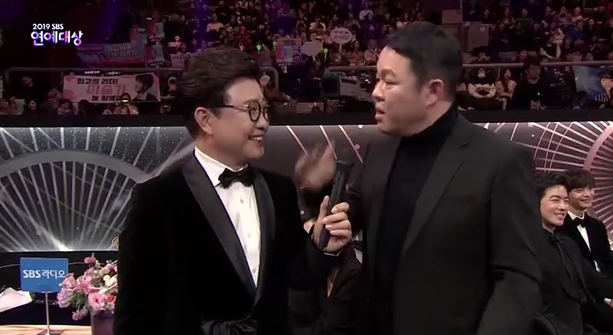 Gim Gu-ra, who was nominated for the 2019 SBS Entertainment Awards, gave a speech to three broadcasters.2019 SBS Entertainment Awards was held on December 28 at SBS Prism Tower in Sangam-dong, Mapo-gu, Seoul.On this day, candidates include Shin Dong-yup, Shin Dong-yup, Baek Jong-won, Running Man Yoo Jae-Suk, Sangmong - You Are My Destiny Gim Gu-ra, Jungles Law Kim Byung-man, Ugly Our Little Seo Jang-hoon, Running Man Kim Jong-kook, All The Butlers All Lee Seung-gi, a total of eight people rose.The 2019 SBS Entertainment Awards has been interviewed with each candidate since the second part.A total of seven candidates, except Kim Byung-man, who was absent from the schedule, revealed their feelings and greed for the grand prize.Among them, Gim Gu-ra was the candidate who showed a unique presence.I do not understand, but I do not think viewers will understand it, said Gim Gu-ra, who was nominated as the same dream - you are my destiny. It is glorious and pleasant to be named as the target candidate, but I can not make a forced expression.The reason is that there are too many candidates. The eight candidates are just assorted, said Gim Gu-ra. I think the Entertainment Awards should be watered down.There are so many national programs that they are receiving awards by eating them back.So the subtractor should be nominated only for Baek Jong-won, Yoo Jae-Suk, Shin Dong-yup I am actually aiming for the best couple with MBC Radio Star tomorrow (MBC Entertainment Awards), he said. I should not spend time selecting eight candidates.I know its because of the advertisement, but the heads of the three broadcasting companies have to meet and talk. Many viewers will say that Gim Gu-ra is right in a long time. He was also a candidate for the 2019 SBS Entertainment Awards, including Baek Jong-won and Yoo Jae-Suk.SBS replaced the regret that it could not give everyone the target, and the number of candidates called 8 helped to organize the advertisement with securing the amount.It is the first time I have 100% confidence that I will not be able to receive this, said Shin Dong-yup, who was nominated by Gim Gu-ra. If I receive the grand prize, I will throw the trophy to the floor.It was a promise because he had no chance of receiving it.Lee Seung-gi, who was nominated for the Grand Prize, also said, I told you that Shin Dong-yup is 100% likely not to receive the Grand Prize.Im 200%, said Seo Jang-hoon, I think Im a hard person to fit into assortment.I am grateful that you have raised the name among the good people. Even the nominees were awards ceremony that did not have any chance of winning.The official candidate was a total of eight, but the open confrontation was the Baek Jong-won vs. Yoo Jae-Suk 2-par.The six candidates who were put in the assortment were forced to express their frustration with the unintended situation.2019 SBS Entertainment Awards Winners (Winners) List▲ Grand Prize - Yoo Jae-Suk (Running Man)▲ Achievement Award - Baek Jong-won (Alley Restaurant, Plaza of Masanam)▲ Producer Award - Lee Seung-gi (All The Butlers Integrated, Little Forest)▲ Best Award in Show Variety - Kim Sung-joo (Alley Restaurant), Choi Sung-guk (Burning Youth)▲ Grand Prize in Reality Show - Kim Jong-kook (Ugly Our Little, Running Man), Hong Jin-young (Ugly Our Little Little)▲ Show Variety Excellence Prize - Yang Se-chan (Running Man), Lee Sang-yoon (All The Butlers Integrated)▲ Excellence Prize in Reality Show - Kim Hee-cheol (Ugly Our Little, Masans Square), Yoon Sang-hyun (Dongsangmong - You Are My Destiny)▲ Best Program - Baek Jong-wons Alley Restaurant▲ Excellent Program Award - Bronze Imong, Burning Youth▲ SNS Star Award - Gangnam Lee Sanghwa couple (Dongsangmong), Yuk Sungjae (All The Butlers), Park Narae (Little Forest), Lee Kwang-soo (Running Man)▲ Best Teamwork Award - All The Butlers▲ Global Program Award - Running Man▲ SBS Entertainer Award - Ha Ha (Running Man)▲ SBS Honorary Temple Award - Yang Se-hyung (All The Butlers Integrated, Masans Square)▲ SBS Family Award - Lee Yoon-ji (Sangsangmong)▲ SBS Challenger Award - Huh Jae (Jungles Law), Lee Tae-gon (Jungles Law), Kim Dong-joon (Matnams Square)▲ Best Couple Award - Tak Jae-hoon Lee Sang-min (Ugly Our Little)▲ Broadcast Writer Award - Wonjuwon (Choi Baek-hos Romantic Age), Park Eun-young (real-time entertainment midnight), Kim Mi-kyung (Dongsangmong)▲ Radio DJ Award - So Yi-hyun (the way home is So Yi-hyun), Bae Seong-jae (Ten of Bae Seong-jae)▲ Rookie of the Year - Choi Min-yong (Burning Youth), Jung In-sun (Alley Restaurant)Park Su-in