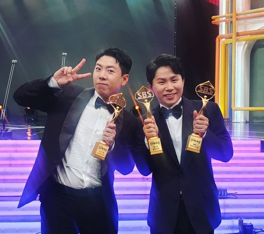 The comedian brothers Yang Se-hyeong and Yang Se-chan released a photo of the 2019 SBS Entertainment Grand Prize trophy.On December 29, Yang posted a picture on his instagram with an article entitled Thank you. Thank you.The photo shows the two brothers in suits, Yang Se-chan and the two of them smiling brightly with trophies. The cheerful atmosphere of Yang Se-chan and Yang Se-chan catches the eye.The fans who responded to the photos responded proud, Thank you for this year and cool.delay stock