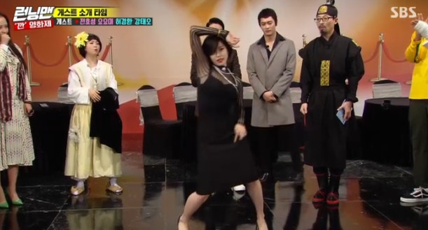 Jun Hyoseong showed off his hot dance skills.Jun Hyoseong, a secret artist, appeared on SBS Running Man on December 29th with Hur Kyung-hwan, Yoyomi and Kang Tae-oh as guests.On this day, Jun Hyoseong first appeared on Running Man in 11 years of debut.Jun Hyoseong said, I am living hard, he said. I recently made my own song fan song for the 10th year of my debut.bak-beauty