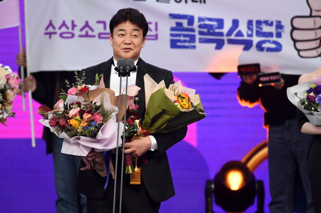 Running Man will celebrate its 10th anniversary next year, said Yoo Jae-Suk, who won the Grand Prize at the 2019 SBS Entertainment Grand Prize at the SBS Prism Center in Sangam-dong, Seoul on October 28. If you win the Grand Prize, I want to receive it with the Running Man members. I am sorry and thank you for receiving such a big prize alone.Thank you to my parents, my father-in-law, my son Ji-ho, and my beloved wife, Na Kyung-eun, and I sincerely thank the members who have been together for 10 years and the fans who have saved me.It is true that variety is losing its place in the arts these days. We are walking our way and thank the production team and many guests.I think a lot of the guests, singers Gu Ha-ra and Sully, who passed away this year, have a lot of homework and I will try to develop.On the day, Running Man won seven gold medals.Singer Kim Jong-kook and comedian Yang Se-chan won the Grand Prize and Excellence Prize, while Lee Kwang-soo and Haha won the SNS Star Award and the Entertainer Award.The members of Running Man all enjoyed the joy of the global program together.My ordinary daily life is really precious these days, said Yoo Jae-Suk. I am grateful to many people who have made my precious day, week, and year.I will work harder to make many entertainers born through Running Man. Happy New Year. Yoo Jae-suk, Baekjong One of Baekjong Ones Alley Restaurant, Kim Jong-kook of Running Man, Shin Dong-yeop of Ugly Our Little, Kim Gura of Dongsangmong 2-You are My Destiny, Seo Jang-hoon, Kim Byung-man of Jungles Law The competition was over the target.In particular, Baekjong One, a restaurant businessman, was named the strongest candidate, but he was disappointed with the Achievement Award.I dont know if I deserve it, but I know this year, many people tried to give me a laugh, which means do harder.I will do what I can to give good energy to viewers. It is thanks to those who have lined up and delicious meals that the alley restaurant and the square of the taste are one heart.I am really grateful and responsible for the customers who continue to find and respond to local and other places.I will work hard to reach the strength of self-employed and farmers and fishermen who are suffering in the alley. Baekjong Ones Alley Restaurant won four gold medals; MC Kim Seong-joo and Jung In-sun won the Grand Prize, the Rookie of the Year award, and the Best Program Award for Team.Last years grand prize winner Lee Seung-gi was happy with the producer award.All The Butlerss Integrated won the Best Teamwork Award, the Lee Sang-yoon Award and the SNS Star Award.Starting next year, talent Shin Sung-rok joins as a new member, and expectations are growing.Lee Seung-gi said, I have good news. I will be with a new member from the new year.I will show better teamwork with Shin Sang-sang Hyung-jae. ▲ Grand Prize = Yoo Jae-Suk (Running Man) ▲ Achievement Award = Baek Jong One (Baek Jong Ones Alley Restaurant and Taste Nam Square) ▲ Producer Award = Lee Seung-gi (All The Butlerss Integrated and Little Forest) ▲ Best Prize = Kim Jong-kook (Ugly Son and Running Man), Hong Jin-young (Ugly Woof), Kim Seong-joo (Baekjong Ones Alley Restaurant), Choi Sung-guk (Burning Youth), Excellent Award = Kim Hee-cheol (Ugly Woof and Masan Nams Square), Yoon Sang-hyun (Dongsangmong 2), Yang Se-chan (Running Man), Lee Sang-yoon (All The Butlerss), Choi Woo-woo Baekjong Ones Alley Restaurant: Excellent Program Award: Dongsang Mong 2, Burning Youth ▲ SNS Star Award = Gangnam and Lee Sanghwa Couples (Dongsang Mong2), Park Narae (Little Forest), Yook Sungjae (All The Butlerss Integrated), Lee Kwang-soo (Running Man) ▲ Best Teamwork Award = All The Butlers S Integrated ▲ Global Program Award = Running Man ▲ Entertainer Award = Haha (Running Man), Honorary One Award = Yang Se-hyung (All The Butlerss Integrated and Masty Nam Square), Family Award = Lee Yoon-ji (Dongsang Mong2), Challenger Award = Huh Jae (Jungles Law), Lee Tae-gon (Jungles Law), Kim Dong-joon (Taste Nams Square) ▲ Best Couple Award = Lee Sang-min Tak Jae-hoon (Ugly Sons), Broadcasting Writer Award = One One One writer (Choi Baek-hos romantic era), Park Eun-young (real-time entertainment midnight), Kim Mi-kyung writer (Dongsangmong2), Radio DJ Award = So Yi-hyun (the road to home is So Yi-hyun), Bae Seong-jae Ae (Ten of Bae Seong-jaeae) ▲ Rookie of the Year = Choi Min-yong (Burning Youth), Jung In-sun (Alley Restaurant of Baekjong One)