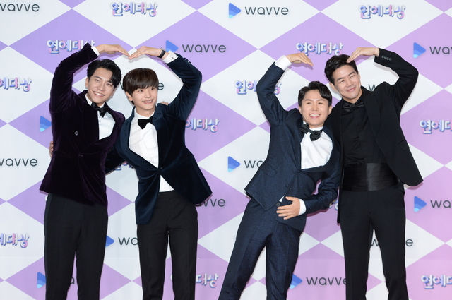 Running Man will celebrate its 10th anniversary next year, said Yoo Jae-Suk, who won the Grand Prize at the 2019 SBS Entertainment Grand Prize at the SBS Prism Center in Sangam-dong, Seoul on October 28. If you win the Grand Prize, I want to receive it with the Running Man members. I am sorry and thank you for receiving such a big prize alone.Thank you to my parents, my father-in-law, my son Ji-ho, and my beloved wife, Na Kyung-eun, and I sincerely thank the members who have been together for 10 years and the fans who have saved me.It is true that variety is losing its place in the arts these days. We are walking our way and thank the production team and many guests.I think a lot of the guests, singers Gu Ha-ra and Sully, who passed away this year, have a lot of homework and I will try to develop.On the day, Running Man won seven gold medals.Singer Kim Jong-kook and comedian Yang Se-chan won the Grand Prize and Excellence Prize, while Lee Kwang-soo and Haha won the SNS Star Award and the Entertainer Award.The members of Running Man all enjoyed the joy of the global program together.My ordinary daily life is really precious these days, said Yoo Jae-Suk. I am grateful to many people who have made my precious day, week, and year.I will work harder to make many entertainers born through Running Man. Happy New Year. Yoo Jae-suk, Baekjong One of Baekjong Ones Alley Restaurant, Kim Jong-kook of Running Man, Shin Dong-yeop of Ugly Our Little, Kim Gura of Dongsangmong 2-You are My Destiny, Seo Jang-hoon, Kim Byung-man of Jungles Law The competition was over the target.In particular, Baekjong One, a restaurant businessman, was named the strongest candidate, but he was disappointed with the Achievement Award.I dont know if I deserve it, but I know this year, many people tried to give me a laugh, which means do harder.I will do what I can to give good energy to viewers. It is thanks to those who have lined up and delicious meals that the alley restaurant and the square of the taste are one heart.I am really grateful and responsible for the customers who continue to find and respond to local and other places.I will work hard to reach the strength of self-employed and farmers and fishermen who are suffering in the alley. Baekjong Ones Alley Restaurant won four gold medals; MC Kim Seong-joo and Jung In-sun won the Grand Prize, the Rookie of the Year award, and the Best Program Award for Team.Last years grand prize winner Lee Seung-gi was happy with the producer award.All The Butlerss Integrated won the Best Teamwork Award, the Lee Sang-yoon Award and the SNS Star Award.Starting next year, talent Shin Sung-rok joins as a new member, and expectations are growing.Lee Seung-gi said, I have good news. I will be with a new member from the new year.I will show better teamwork with Shin Sang-sang Hyung-jae. ▲ Grand Prize = Yoo Jae-Suk (Running Man) ▲ Achievement Award = Baek Jong One (Baek Jong Ones Alley Restaurant and Taste Nam Square) ▲ Producer Award = Lee Seung-gi (All The Butlerss Integrated and Little Forest) ▲ Best Prize = Kim Jong-kook (Ugly Son and Running Man), Hong Jin-young (Ugly Woof), Kim Seong-joo (Baekjong Ones Alley Restaurant), Choi Sung-guk (Burning Youth), Excellent Award = Kim Hee-cheol (Ugly Woof and Masan Nams Square), Yoon Sang-hyun (Dongsangmong 2), Yang Se-chan (Running Man), Lee Sang-yoon (All The Butlerss), Choi Woo-woo Baekjong Ones Alley Restaurant: Excellent Program Award: Dongsang Mong 2, Burning Youth ▲ SNS Star Award = Gangnam and Lee Sanghwa Couples (Dongsang Mong2), Park Narae (Little Forest), Yook Sungjae (All The Butlerss Integrated), Lee Kwang-soo (Running Man) ▲ Best Teamwork Award = All The Butlers S Integrated ▲ Global Program Award = Running Man ▲ Entertainer Award = Haha (Running Man), Honorary One Award = Yang Se-hyung (All The Butlerss Integrated and Masty Nam Square), Family Award = Lee Yoon-ji (Dongsang Mong2), Challenger Award = Huh Jae (Jungles Law), Lee Tae-gon (Jungles Law), Kim Dong-joon (Taste Nams Square) ▲ Best Couple Award = Lee Sang-min Tak Jae-hoon (Ugly Sons), Broadcasting Writer Award = One One One writer (Choi Baek-hos romantic era), Park Eun-young (real-time entertainment midnight), Kim Mi-kyung writer (Dongsangmong2), Radio DJ Award = So Yi-hyun (the road to home is So Yi-hyun), Bae Seong-jae Ae (Ten of Bae Seong-jaeae) ▲ Rookie of the Year = Choi Min-yong (Burning Youth), Jung In-sun (Alley Restaurant of Baekjong One)