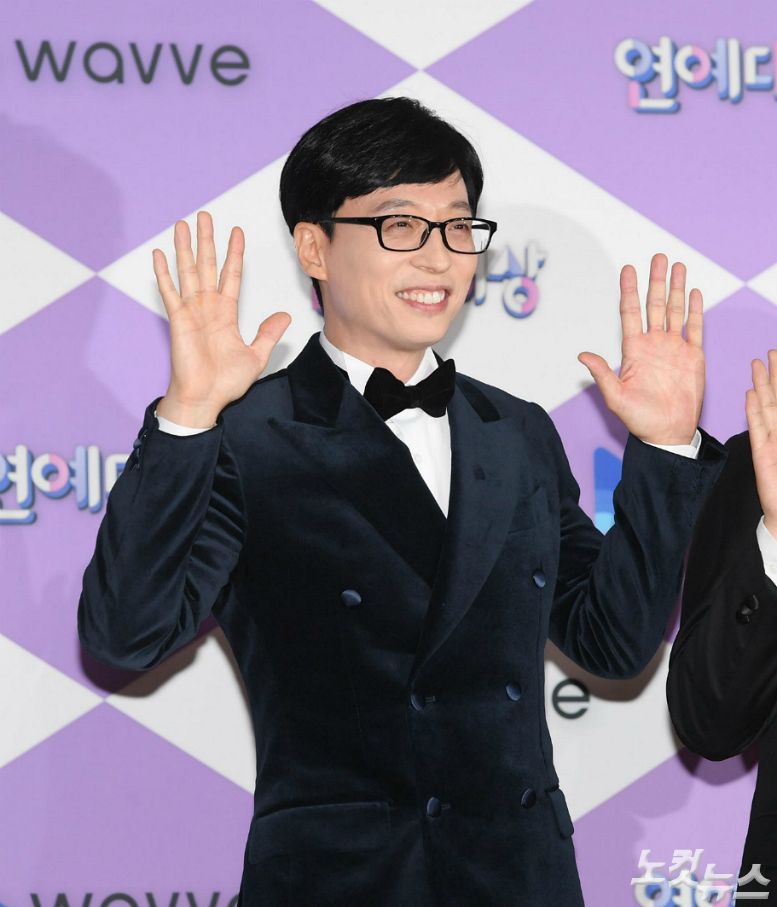 Comedian and broadcaster Yoo Jae-Suk was honored with the Grand Prize at the 2019 SBS Entertainment Grand Prize.Yoo Jae-Suk also mentioned the late singers Goo Hara and Sulli during the award testimony.At the 2019 SBS Entertainment Grand Prize held at SBS prism tower in Sangam-dong, Mapo-gu, Seoul on the afternoon of the 28th, the glory of the Grand Prize went to Yoo Jae-Suk, who has been leading the Running Man for 9 years.It is a Grand prize that I receive in four years since 2015.Yoo Jae-Suk climbed onto the podium and said: Thank you so much.Running Man is finally the 10th anniversary next year, and I have received such a big prize. If I get a Grand Prize when I interview, I said that I would like to receive it with the members of Running Man. I am grateful and sorry to the members. Yoo Jae-Suk said, I am grateful to Mr. Baek Jong-won, Mr. Dong-yup Lee, Mr. Seo Jang-hoon, Mr. Gura, Mr.I would like to express my gratitude first, he said. I would like to tell you that I am really grateful to my parents, my father-in-law, Jiho, Naeun, and my beloved Na Kyung-eun. I am deeply grateful to the PDs, writers, and crew members who are doing Running Man together, he said. I am grateful that the members who have been together for 10 years have worked hard and depended on each other.I am deeply grateful to all the fans who care about Running Man. Yoo Jae-Suk then mentioned the late Sulli and Goo Hara, who sadly passed away in October and November this year.I suddenly want to talk a lot about it, but among the guests who appeared in Running Man, I think that our Goo Hara and Sulli who left for heaven this year are very sad, he said. I hope you two will be comfortable in heaven and do what you want to do.I will sincerely thank you both. Yoo Jae-Suk said, If I used to think about joyful things and happy things in the past, I think that I am grateful for the ordinary and comfortable Haru routine nowadays. My Haru, my week, and a year were created with the sweat and effort of many people who made me spend my precious daily life.I thank you so many people, he said.△ Grand prize: Yoo Jae-Suk (Running Man) △ Achievement Award: Baek Jong-won (Baek Jong-wons Alley Restaurant and Mamans Square) △ Producer Award: Lee Seung-gi (All The Butlers Integrated) △ Best Award Show and Variety Division: Choi Sung-guk (Burning Cheong-guk Chun), Kim Sung-joo (Baek Jong-wons Alley Restaurant) △ Grand Prize Reality Show Division: Hong Jin-young (Ugly Our Little), Kim Jong-guk (Ugly Our Little and Running Man), Excellence Prize Show and Variety Division: Lee Sang-yoon (All The Butlers Integrated), Yang Se-chan (Running Man) △ Excellence Prize Reality Show Division: Yoon Sang-hyun (Sangmong 2 - You Are My Destiny), Kim Hee-chul (Ugly Our Little and Mattan Square) △ Best Program Award: Baek Jong-wons Alley Restaurant △ Excellence Program Award Show and Variety Division: Burning Youth △ Excellence Program Award Reality Show Division: Sangmong 2 - You △ SNS Star Award: Sue (Running Man), Park Na-rae (Little Forest), Yuk Sung-jae (All The Butlers Integrated), Gangnam-Lee Sang-hwa couple (Sangsangmong 2 - You Are My Destiny) △ Best Teamwork Award: All The Butlers Integrated △ Global Program Award: Running Man △ SBS Entertainer Award: Haha (Running Man) △ SBS Honorary Temple Award: Yang Se-hyung (All The Butlers and Mattans Square) △ SBS Family Award: Lee Yoon-ji (Dongsangmong 2 - You Are My Destiny) △ SBS Challenger Award: Huh Jae (Jungles Law), Lee Tae-gon (Jungles Law), Kim Dong-joon (Matnams Square) △ Best Couple Award: Lee Sang-ji Min, Tak Jae-hoon (Ugly Our Little) △ Radio DJ Award Power FM Division: Bae Seong-jae (Ten of Bae Seong-jae) △ Radio DJ Award Love FM Division: So Yi-hyun (The Way to Home is So Yi-hyun) △ Rookie Award Women: Jung In-sun (Baek Jong-won Alley Restaurant in On) △ New Artist Man: Choi Min-yong (Burning Youth)Yoo Jae-Suk, following the 2015 Running Man in four years as a Grand prize Running Man guest Goo Hara and Sulli to convey the heart to the heart