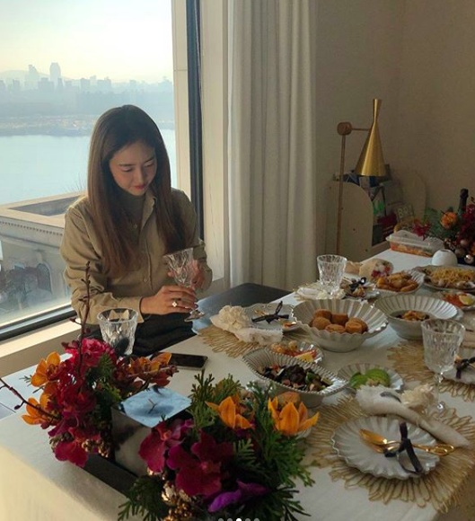 Group Fin.K.L Sung Yu-ri boasted of her fairy-like Beautiful looks.Sung-yuri posted on his SNS on the 29th, The day I had done Mugunghwa Flowers for too long. My uncles are more exciting.The photo posted with the article shows Sung Yu-ri sitting at the table or posing in a wonderful background, still showing her fairy neat Beautiful looks.On the other hand, Sung-yuri gathered with the Fin.K.L members through the JTBC entertainment Camping Club this year, and in September, he released his new song Like a Remaining Song for 14 years.In 2017, he married golf coach An Sung-hyun.sung-yuri SNS