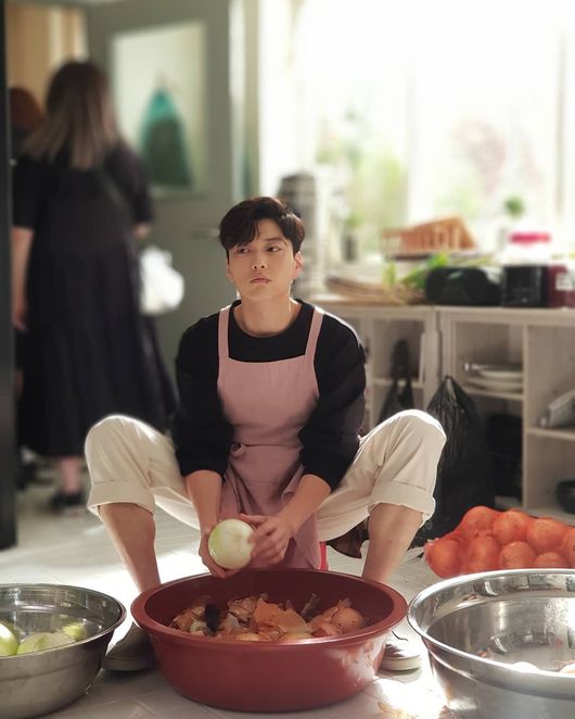 Actor Jang Seung-jo encouraged the shooter of the main room of Chocolate.On the afternoon of the 29th, Jang Seung-jo posted a picture taken at the shooting site of Chocolate on his personal SNS.In the photo, Jang Seung-jo is wearing a pink apron and trimming the skin of the onion. Despite his somewhat foolish expression, a warm visual caught the attention of fans.In particular, Jang Seung-jo expressed his affection for the drama Chocolate, saying, Hye-na, Songhwa, Hye-min, Deok-ha, one hour together, Chocolate.On the other hand, Jang Seung-jo is currently appearing on JTBC Chocolate and is about to broadcast JTBC Criminal Detective next year.Jang Seung-jo SNS