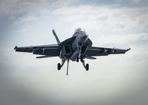미 해군 F/A-18 전투기가 착함장치를 내린 채 항공모함에 접근하고 있다. 미 해군 제공