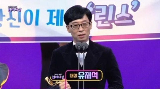 Yoo Jae-Suk has won the SBS Entertainment Grand Prize in four years.Yoo Jae-Suk, who led the Running Man at SBS Entertainment Grand Prize on the 28th, held the Grand Prize in his arms.It is only four years after the 2015 Awards.Running Man has won six awards, including the Global Program Award, the Entertainer Award (Haha), the Right Awards (Yang Se-chan), the SNS Star Award (Lee Kwang-soo), and Choi Awards (Kim Jong-guk).If you get a Grand Prize, you want to get it with your members, but you get it alone, said Yoo Jae-Suk, and it was hard, but the members relied on it, tried it, and sweated.Variety is losing its place these days, and I am grateful to the production team, members and many guests who have been together.I feel a lot of sadness among the guest people to save Sully who left for heaven.I want to do what I want to do there.  I thought a lot about whether there was a pleasant thing in the past, but nowadays I am grateful for ordinary life.I am grateful to many people who have sent me a precious daily life. Meanwhile, it has been four years since Yoo Jae-Suk won the Grand Prize at SBS Entertainment Grand Prize.It is also the sixth awards after 2008, 2009, 2011, 2012, and 2015.Photo = DB