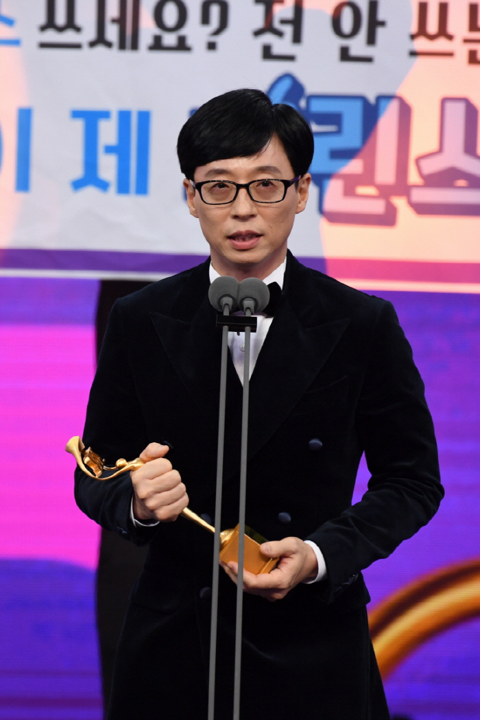 The broadcaster Yoo Jae-Suk won the Grand Prize for 2019 SBS Entertainment.Yoo Jae-Suk won the Grand Prize in the 2019 SBS Entertainment Grand Prize at the Sangam SBS Prism Tower in Mapo-gu, Seoul on the afternoon of the 28th.The awards ceremony, which opened under the progress of Kim Seong-joo, Park Na-rae and announcer Cho Jeong-sik, was decorated with the concept of Newtro.In addition to the awards, it provided a variety of attractions and entertainment, including the Entertainment Exhibition, which looked back on SBSs entertainment history, and the special stage of announcers who reenacted the stage of the 90s songs.In addition, Kim Jin and Kim Jung Hwa, Sun Woo Yong and Legend MC Joo Byung Jin, who played MC for SBS Popular Songs in the 90s and 2000s, appeared as awards winners.The Grand prize of the day was won by Yoo Jae-Suk, who has been leading the Running Man for nine years.If you get a Grand prize, I want to get it with the members of Running Man, but Im sorry I got a big prize alone, said Yoo Jae-Suk, and thanked the members of Running Man for their 10-year experience.I am grateful for the effort and sweating together, even though it has been difficult many times. I am grateful to many fans who save Running Man The store entertainment variety is losing ground, he said.Nevertheless, I am grateful to the many crew, members, and guests who have been on the road together. In addition, he mourned the late Goo Hara and Sully, who had a relationship as guests of Running Man, and said, I hope you two will do everything you want to do in heaven.I think these days Im grateful for the ordinary, comfortable day and day.I am grateful again for the sweat and effort of many people who have made me spend my precious daily life, he said. I dont know what Ill show you next year, but Ill work hard to pioneer the way others dont go so that I can be a program where many new artists will be born.The award went to Baekjong One, the Old Restaurant of Baekjong and Matnam Square. Baekjong One said, I dont know if I deserve this award.I have a lot of people who have tried to give laughter and pleasure in the midst of hardship this year, and I will be able to do my best to help self-employed people and farmers and fishermen suffering in alleys.I will try harder to see hope. The producers awards were Lee Seung-gi of Deacons and Little Forest, the best awards were Kim Seong-joo, Choi Sung-guk, Kim Jong-guk, Hong Jin-young, and the excellence awards were received by Yang Se-chan, Lee Sang-yoon, Kim Hee-chul and Yoon Sang-hyun.In addition, this years Best Program Award was won by Baekjong Ones Alley Restaurant, which has been steadily loved by viewers with high topicality every time.