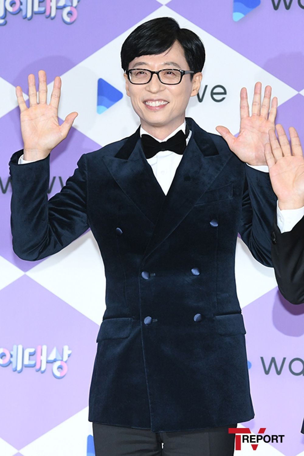 Yoo Jae-Suk of Running Man won the Grand Prize of 2019 SBS Entertainment Grand Prize.On the 28th, SBS 2019 SBS Entertainment Grand Prize was broadcast live, and Yoo Jae-Suk received the Grand Prize.Especially to Yoo Jae-Suk, Running Man won the 6th prize and was honored with the most prize.Running Man celebrated its ninth anniversary this year, with its 10th anniversary next year: Yoo Jae-Suk was honored with the award in four years following 2015.Yoo Jae-Suk was given a Grand Prize ahead of his 10th anniversary, making a new look.He said, I want to thank Jiho, Naeun, and my beloved Na Kyung-eun, he said. I really appreciate the production team.In particular, he said, I have been with the members for 10 years, and I have been in a lot of trouble for 10 years. I am very grateful for the sweating together and thank all the fans who save Running Man.Yoo Jae-Suk said: Its true that Variety is losing ground.Nevertheless, I would like to thank the crew and members who have been on the road together, and the guests who have been together, and it is true that we have homework to show what changes we will show next 10 years.I will tell you that I will do my best. Especially, Yoo Jae-Suk said, I think about Mr. Kuhara and Mr. Sully who left for heaven this year among our guests who appeared in Running Man.I hope you two will do what you want to do in the sky. Finally, Yoo Jae-Suk said, We think that our thoughts these days are ordinary and comfortable, and I am grateful for our daily life.I am grateful to our Haru, who has made this precious daily life, and to many people who have made a week and a year. A total of eight Grand Prize candidates were Yoo Jae-Suk, Baek Jong-won, Shin Dong-yeop, Kim Jong-kook, Gim Gu-ra, Seo Jang-hoon, Kim Byung-man and Lee Seung-gi.The strong Grand Prize candidates, Baek Jong-wons Alley Restaurant and Matnams Square, Baek Jong-won, received the Achievement Award.I think it means to work harder, he said, crediting the production crew and cast; last year Grand prize winner Lee Seung-gi won the Producer Award.In particular, Grand prize candidate Gim Gu-ra was excited by the statement that he would make three candidates and that he would make a mistake.SBS Entertainment Grand Prize was awarded evenly to major entertainment programs; stars who played in various entertainment shows this year were recognized for it.Kim Jong-kook of Ugly Our Little and Running Man won the Best Reality Show category.Kim Jong-kook, who said, If you do not get a Grand prize, I will go to burning youth. Kim Jong-kook laughed when he showed his intention to keep his promise.Also, Ugly Our Little Hong Jin-young won the Best Reality Show category; he drew attention with tears, saying, This year was so hard.The show and entertainment segment was won by Kim Seong-joo, an alley restaurant in Baek Jong-won, and Choi Sung-kuk, a burning youth.The best program award was awarded the Baek Jong-wons Alley Restaurant.Kim Hee-chul of Ugly Our Little and Masans Square received the Excellence Prize, and All The Butlers and Masans Square Yang Se-hyeong won the SBS Honorary Temple Award.As a result, Mamans Square was aired less than a month ago, but it won four gold medals to Baek Jong-won.In addition, All The Butlers won the Best Teamwork Award and  New members will be together from next year s New Year s Day, andThe new member was identified as Shin Seong-rok, which caught the eye.As proof of the SNS era, the SNS star award to the star who recorded high topic was newly given and attracted attention.Four people were honored to receive the award, including Sangmong 2 Gangnam District Lee Sang-hwa, Running Man Lee Kwang-soo, All The Butlers Integrated Yook Sungjae, Little Forest Park Na-rae.Rookie of the Year: Burning Youth Choi Min-yong, Baek Jong-wons Alley Restaurant Jung In-sunRadio DJ Award: Bae Seong-jaes Ten Bae Seong-jae, The Way to Home Soi HyunBest Couple: Ugly Our Little Boy Tak Jae-hoon & Lee Sang-minSBS Challenger: Jungles Law Huh Jae, Jungles Law Lee Tae-gon, Mattans Square Kim Dong-joonSBS Family Awards: Sangsangmong 2 Lee Yoon-jiSBS Honor Temple Award: All The Butlers Integrated and Mamans Square Yang Se-hyeongSBS Entertainer Award: Running Man HahaGlobal Program Awards: Running ManBest Teamwork Award: All The Butlers IntegratedSNS Star Award: Sangmyong 2 Gangnam District Lee Sang-hwa, Running Man Lee Kwang-soo, All The Butlers Integrated Yook Sungjae, Little Forest Park Na-raeBest Program Award: Sangmyongmong2. Burning YouthBest Program Award: Baek Jong-wons Alley RestaurantExcellence Prize: Ugly Our Little and Mattans Square Kim Hee-chul, Sangsangmong 2 Yoon Sang-hyun (Reality Show Division), Running Man Yang Se-chan, All The Butlers Integrated Lee Sang-yoon (Show and Variety Division)Best: Ugly Our Little and Running Man Kim Jong-kook, Ugly Our Little Hong Jin-young (Reality Show Division), Baek Jong-wons Alley Restaurant Kim Seong-joo, Burning Youth Choi Sung-kuk (Show and Variety Division)Producer Award: All The Butlers Integrated and Little Forest Lee Seung-giAchievement Award: Baek Jong-wons Alley Restaurant and Mattans Square Baek Jong-wonGrand prize: Running Man Yoo Jae-Suk