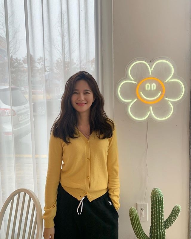 Actor Lee Elijah reveals recent status of Hwasa SmileLee Elijah posted a picture on his Instagram on the 29th without any writing.The photo showed Lee Elijah, who was building a bright Smile, wearing a yellow cardigan, and showed off his Hwasa beauty in the background of flower-shaped lighting.The unique purity remained.Lee Elijah will return to JTBC The Good Detective scheduled to air in 2020.This drama is a rhetorical story about those who want to cover up the truth and those who want to approach it. In addition to Lee Elijah, Son Hyun-joo Jang Seung-jo appears.