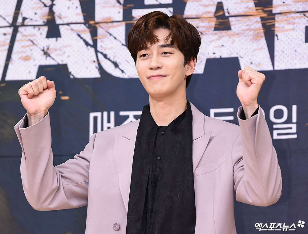 The new member of All The Butlers was actor Shin Sung-rok; recently, he had already caught the eye by taking a public shot at Basketball Court.In the 2019 SBS Entertainment Awards held on the 29th, All The Butlers members won the Best Teamwork Award.Lee Seung-gi, who was on stage, predicted that a new member will be together from next year.We have received a teamwork award, and from next year, one more team member will come in and join a new member, he said. We will come together from the first moment so well that we will visit Shin Sang-hyung.The new member is Shin Sung-rok.Shang Hyungjae, which refers to All The Butlers member, is a combination of the names of Lee Sang-yoon, Lee Seung-gi, Yang Se-hyeong, and the name of the upbringing material.Shin Sung-rok also took part in the public filming of All The Butlers on the 23rd.Cheongju Broadcasting KB and Asan Woori Bank played cheerleading with All The Butlers members in the 2019-2020 womens professional basketball team held at Cheongju Broadcasting Gymnasium in Chungbuk.This is well known as the SNS of the crowd as well as the article photo. Lee Seung-gi officially mentioned it on this day.Shin Sung-rok is the new member, an official of All The Butlers said. The broadcast is scheduled for January.Meanwhile, All The Butlers is a program that depicts the life tutoring of young people and my way geek masters full of question marks. It is broadcast every Sunday at 6:25 pm.Photo = DB, SBS Broadcasting Screen