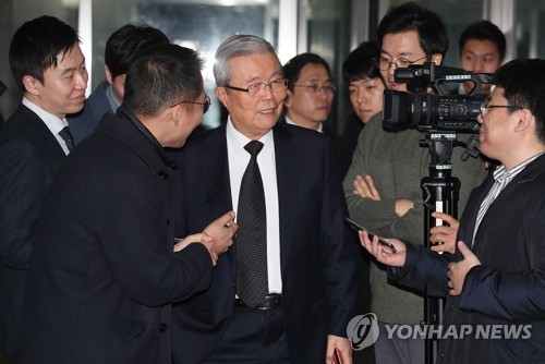 박용곤 명예회장 빈소 조문 마친 김종인 더불어민주당 김종인 전 비상대책위원장이 지난 3월 5일 오후 서울 종로구 서울대병원 장례식장에 마련된 고(故) 박용곤 두산그룹 명예회장 빈소를 찾아 조문을 마친 뒤 취재진의 질문에 답하고 있다. [연합뉴스 자료사진]