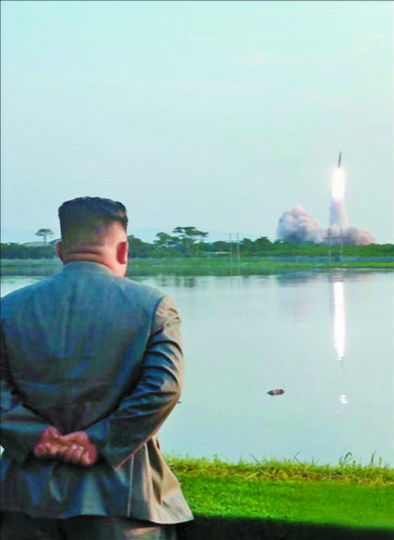 김정은 북한 국무위원장이 7월 25일 신형 단거리 탄도 미사일의 '위력시위사격'을 직접 조직, 지휘하며 발사장면을 지켜보고 있다. [조선중앙통신=연합뉴스]