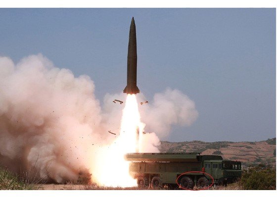 강원도 원산에서 북한의 신형 전술유도무기가 발사되고 있다. 합참은 이 무기를 처음에는 단거리 미사일로 발표했다가 40여 분 뒤에 단거리 발사체로 바꿨다. [조선중앙통신=연합뉴스]