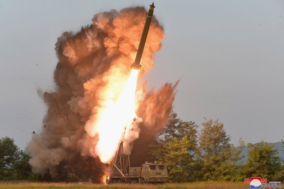 북한이 9월 10일 초대형 방사포 성공적으로 시험발사했다고 조선중앙통신이 다음날 보도했다. 사진은 중앙통신 홈페이지에 게재된 방사포 발사 모습. [조선중앙통신=연합뉴스]