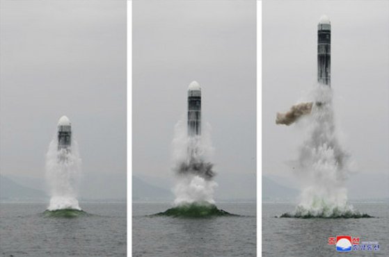 북한이 10월 2일 신형 잠수함발사탄도미사일(SLBM) '북극성-3형'을 성공적으로 시험발사했다고 조선중앙통신이 다음날 보도했다. 사진은 중앙통신 홈페이지에 공개된 북극성-3형 발사 모습. [조선중앙통신=연합뉴스]