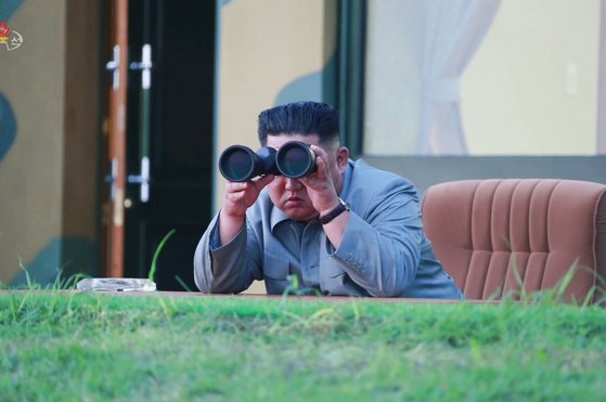 김정은 북한 국무위원장이 7월25일 신형전술유도무기(단거리 탄도미사일)의 발사장면을 지켜보고 있다. [조선중앙통신=연합뉴스]