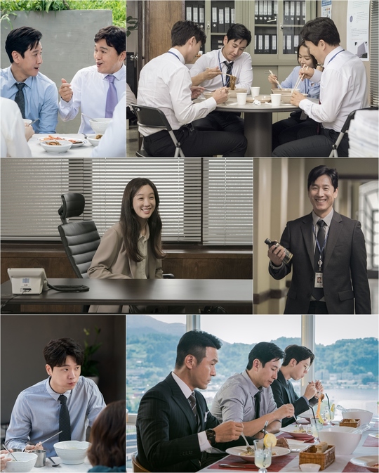 With Prosecutor Civil War closed on December 30 and 31, it unveiled the behind-the-scenes SteelSeries cut that has been saved to appease viewers regrets.In the last broadcast of JTBCs Drama Prosecutor Civil War (director Lee Tae-gon, creator Park Yeon-sun, playwright Lee Hyun, Seo Ja-yeon, production Espis, total 16 episodes), Lee Sun-woong (Lee Sun-Gyun) injured the president after Kim Young-chun (Son Kyung-won) failed to tolerate the injustice of the wage delay case The sparkling Susa war between Cha and Jung Ryeo-won unfolded.As soon as the incident was proceeding to Susa without detention as Sunwoong claimed, the sudden news of Victims death was reported, and Sunwoong and Myeongju were greatly disturbed and saddened.Lee Sun Gyun and Jung Ryeo-won captured in the public SteelSeries cutTwo people who started the war as rivals in the play, but if the camera lights are turned off, they turn into a cheerful figure (?).The two actors who are laughing and playing with each other make the heart of the viewer warm.The following SteelSeries captured the moment of Mukbang Hot Summer Days in the Detective2 family.The Prosecutor Civil War, which is fun to watch Actors Mukbang, which stimulates salivary glands every time.Despite the fact that the prosecutors are the main characters, there are more scenes of eating together than of handling cases or standing in court.It is a full-fledged Mukbang Drama, and it is fun. The Hot Summer Days of Actors, which shows unique activities in the Detective 2 part, from Lee Sun Gyun, Jung Ryeo-won, Lee Sung-jae, Kim Kwang-gyu, Lee Sang-hee, and Jeon Sung-woo,), and the back door that Mukbang scenes that stimulate viewers desire for nighttime every Monday and Tuesday night were born.The studio is always full of laughter, the crew said.Not only is it perfect digesting your own character, but also the passion of Actors, who does their best at every moment, and the pleasant energy that does not always lose laughter, is raising the immersion and perfection of Drama. Prosecutor Civil War is taking a break this week.I hope you will spend the end of 2019 warmly with your family, and I would like to ask you to pay attention to the realistic Mukbang as well as the Prosecutor Civil War, which will return next week with a unique and pleasant episode. January 6 at 9:30 p.m. JTBC broadcast. (Photo Offering = Espice)pear hyo-ju