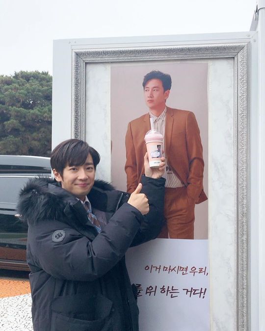 Actor Lee Sang-yeob has certified Lee Sun Gyuns Coffee or Tea gift.Lee Sang-yeob said on December 30th, # Goodcasting # Lee Sun Gyun is thanking us for our fun! # Prosecutors Civil War Lee Sun-woong also fights!!Todays words # Affectionate are good. In the public photos, Lee Sang-yeob and Choi Kang-hee pose in front of Coffee or Tea sent by Lee Sun Gyun.Lee Sang-yeob is beaming with his thumbs up in front of a photo of Lee Sun Gyun.Coffee or Tea sent by Lee Sun Gyun Cheering, Good Casting, We are very grateful for our praise and lagoon.Children are good, and the phrase is written, giving a smile.Lee Ha-na