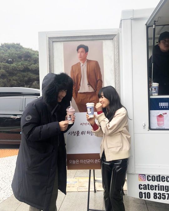 Actor Lee Sang-yeob has certified Lee Sun Gyuns Coffee or Tea gift.Lee Sang-yeob said on December 30th, # Goodcasting # Lee Sun Gyun is thanking us for our fun! # Prosecutors Civil War Lee Sun-woong also fights!!Todays words # Affectionate are good. In the public photos, Lee Sang-yeob and Choi Kang-hee pose in front of Coffee or Tea sent by Lee Sun Gyun.Lee Sang-yeob is beaming with his thumbs up in front of a photo of Lee Sun Gyun.Coffee or Tea sent by Lee Sun Gyun Cheering, Good Casting, We are very grateful for our praise and lagoon.Children are good, and the phrase is written, giving a smile.Lee Ha-na