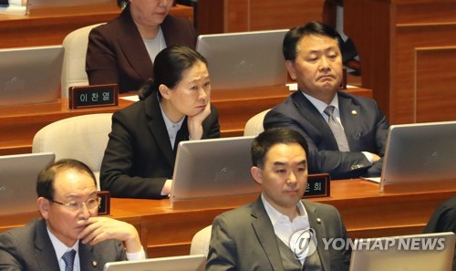 공수처 설치법안 통과 지켜보는 권은희 (서울=연합뉴스) 하사헌 기자 = 공수처 설치법안에 대한 수정안을 제출했으나 수정안이 부결된 바른미래당 권은희 의원이 30일 오후 국회 본회의장에서 '4+1' 공수처 설치법안 통과를 지켜보고 있다. 2019.12.30 toadboy@yna.co.kr