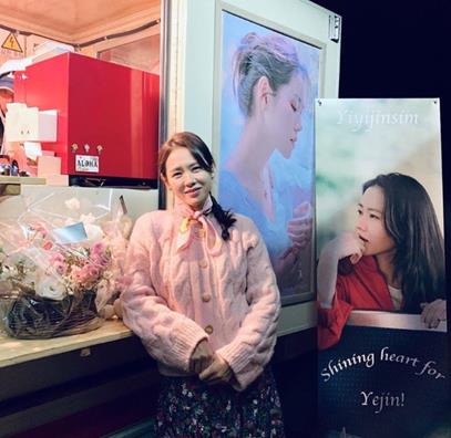 Actor Son Ye-jin gave a picture of him on set.Son Ye-jin posted a picture on his SNS on the afternoon of the 30th.Son Ye-jin in the public photo was captured on camera in a happy appearance in front of a snack car sent by his best friend Actress.Especially, a pure smile on the aura of the irreplaceable goddess makes the heart feel excited.On the other hand, Son Ye-jin is breathing with actor Hyun Bin in TVN weekend drama Loves Unstoppable.The Unstoppable of Love is a work that contains the secret love story of North Korean officer Lee Jung-hyuk (Hyun Bin), who hides and keeps the chaebol heiress Yun Se-ri (Son Ye-jin) who landed in North Korea in a paragliding accident.
