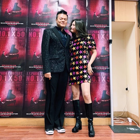 Sunmi has released a two-shot with J. Y. Park.Singer Sunmi posted an article and a photo on December 31st in his instagram saying, I like this picture the best.The photo was taken by Sunmi, who visited J. Y. Parks concert, with J. Y. Park. Sunmi is looking at him next to J. Y. Park.Still, the appearance of a good priesthood between the two stands out.minjee Lee