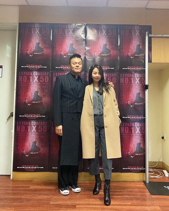 The Fantasy Coin Princess VIP.Sohee cheered J. Y. Park.Sohee posted an article and photo on his instagram on December 30th, Bev.f cool! Happy performance Coin Princess VIP.The photo shows two shots of Sohee and J. Y. Park who visited the J. Y. Park concert.After the withdrawal of Wonder Girls, Sohee, who boasts a constant friendship with J. Y. Park, attracts attention.emigration site