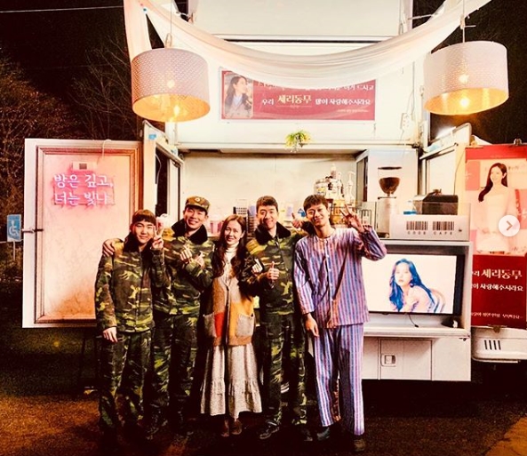 Lee Min-jung, Oh Yona and Lee Jung-hyun Gifted a snack car to Son Ye-jin.Son Ye-jin posted a snack car certification shot on his personal SNS on December 30th to Lee Min-jung, Oh Yona and Lee Jung-hyun.The snack car in the photo contains the phrase Its cold ~ Do not polish it, please eat it delicious ~ drink the soup of Seridongmu oden (fish cake) and melt us with warm smoke.It conveyed the heart to the North Korean dialect in accordance with the disruption of love in the background of North Korea.So Son Ye-jin said, Thank you people ... thanks to you, Im shooting hard!It is a lot of comfort and strength, he said. Thank you Minjung, Yoona, and Jung Hyun, I will gather after the drama. Park Su-in