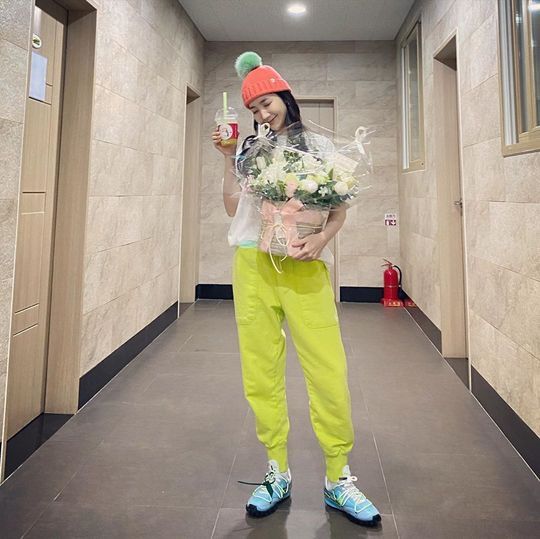 Actor Park Min-young thanked his fans for their support.Park Min-young told his Instagram on December 30th, I ate delicious snacks, drank cool and sweet lattes, and I felt better with flower scent.I love you all the time. In the photo, Park Min-young is holding a bouquet of flowers and coffee that fans have given him, leaving a certification shot: Park Min-young, who is stylish with yellow pants.Park Min-youngs lovely yet refreshing charm snipers the hearts of fans.Park So-hee